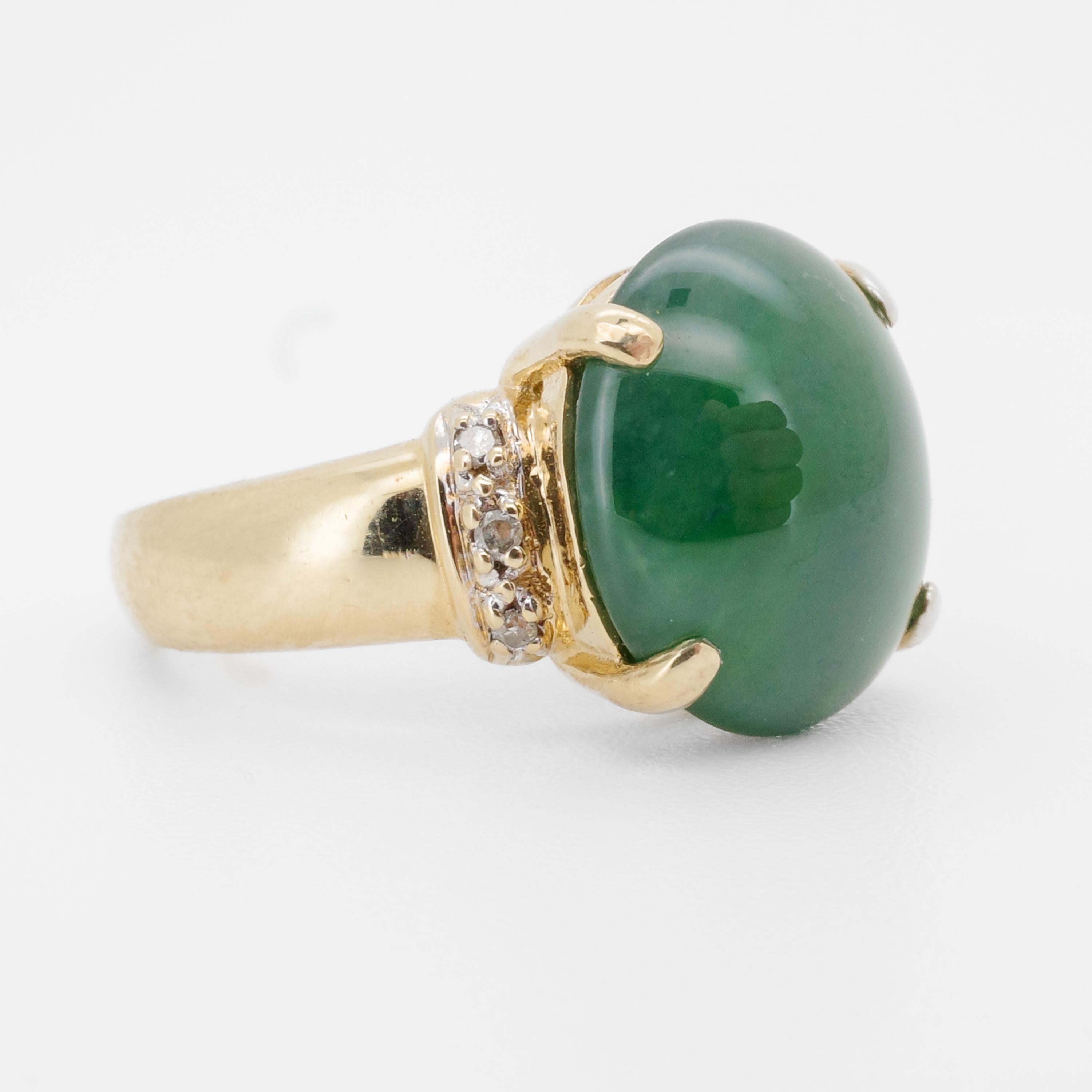 Feiner unbehandelter Omphakit Cui Fei Jade Cabochon Ring mit Diamanten, 10K Gold im Zustand „Hervorragend“ im Angebot in Northampton, MA