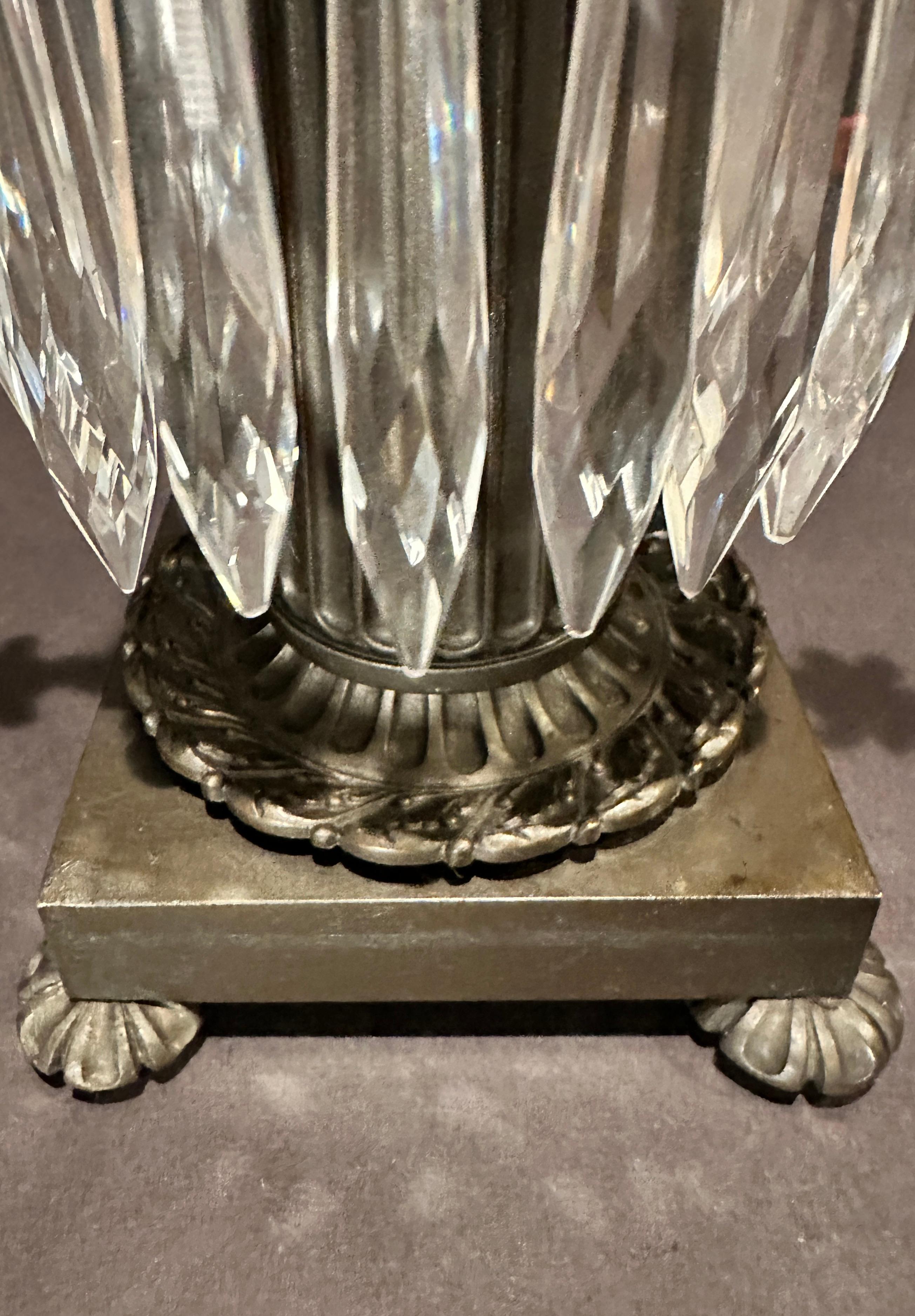 Feine ungewöhnliche Girandole-Kaminuhr aus Bronze (Vergoldet) im Angebot