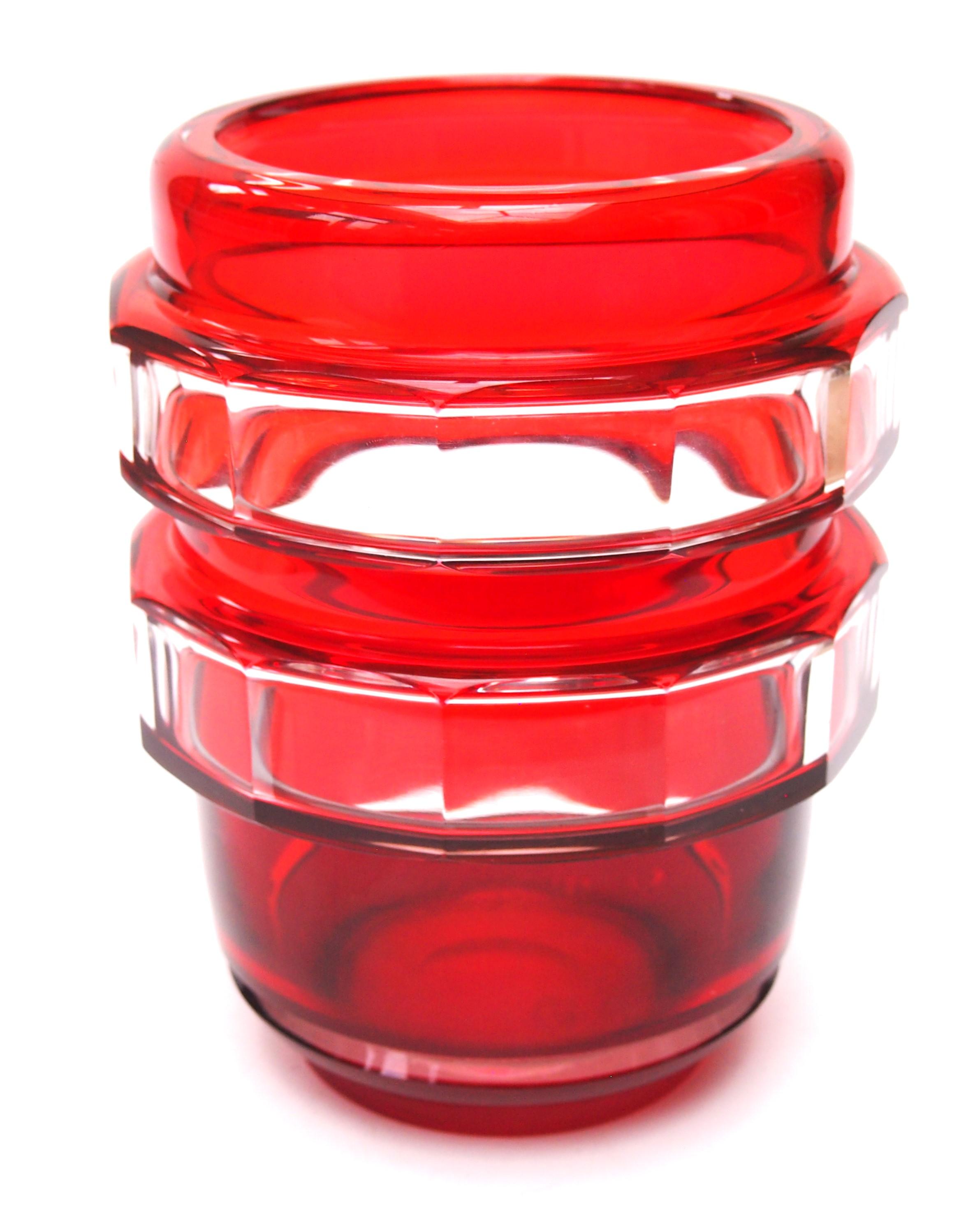 Eine sehr elegante Vase mit Facettenschliff in Rot und Orange, entworfen um 1935 von Charles Graffart für das berühmte Kristallglasunternehmen Val St Lambert. Dieses Exemplar ist wunderschön signiert und wurde um 1950 hergestellt. Wie bei allen VSL