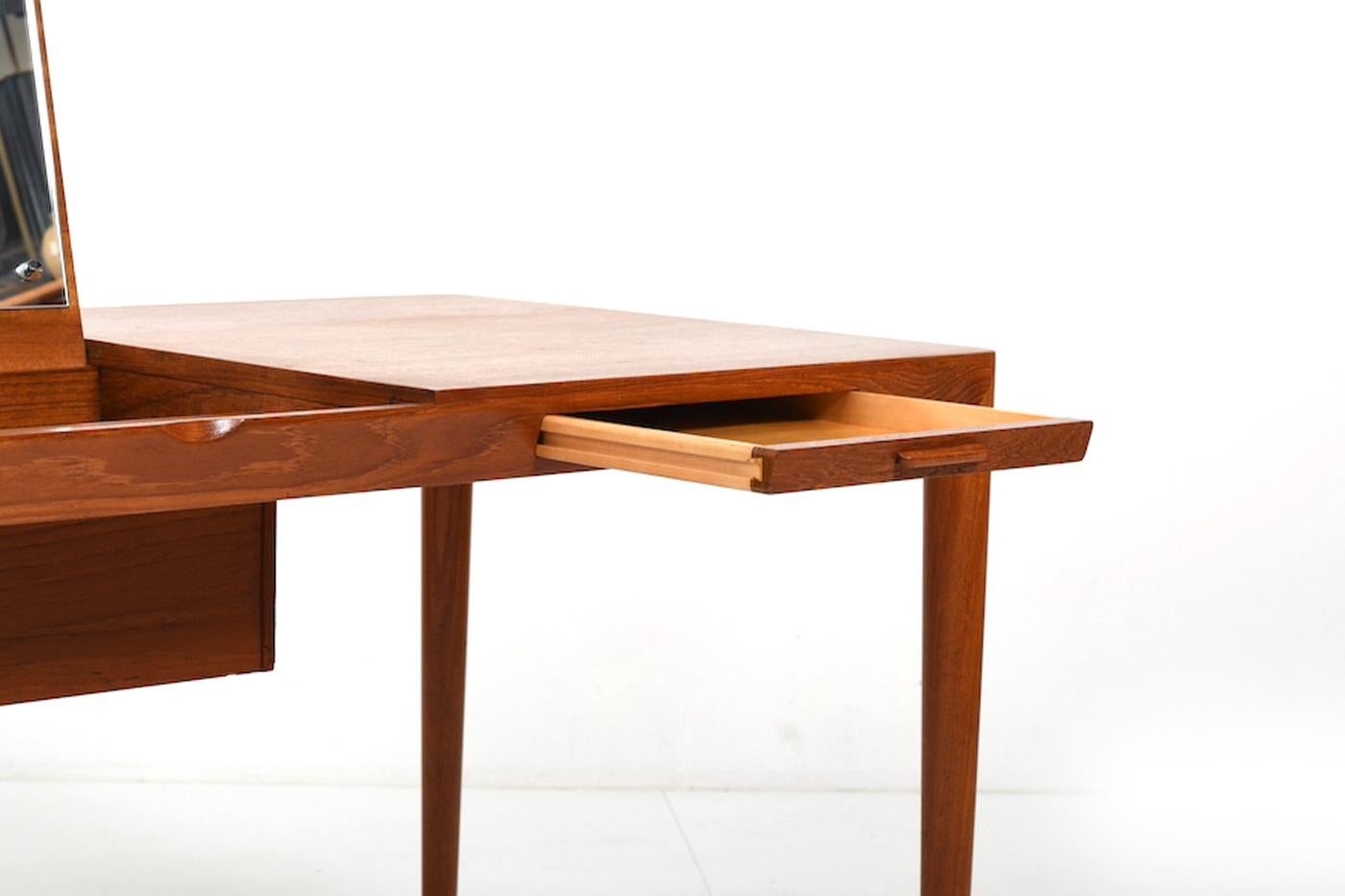 Fine Vanity Table or Desk by Severin Hansen for Haslev 1958 In Good Condition For Sale In Handewitt, DE