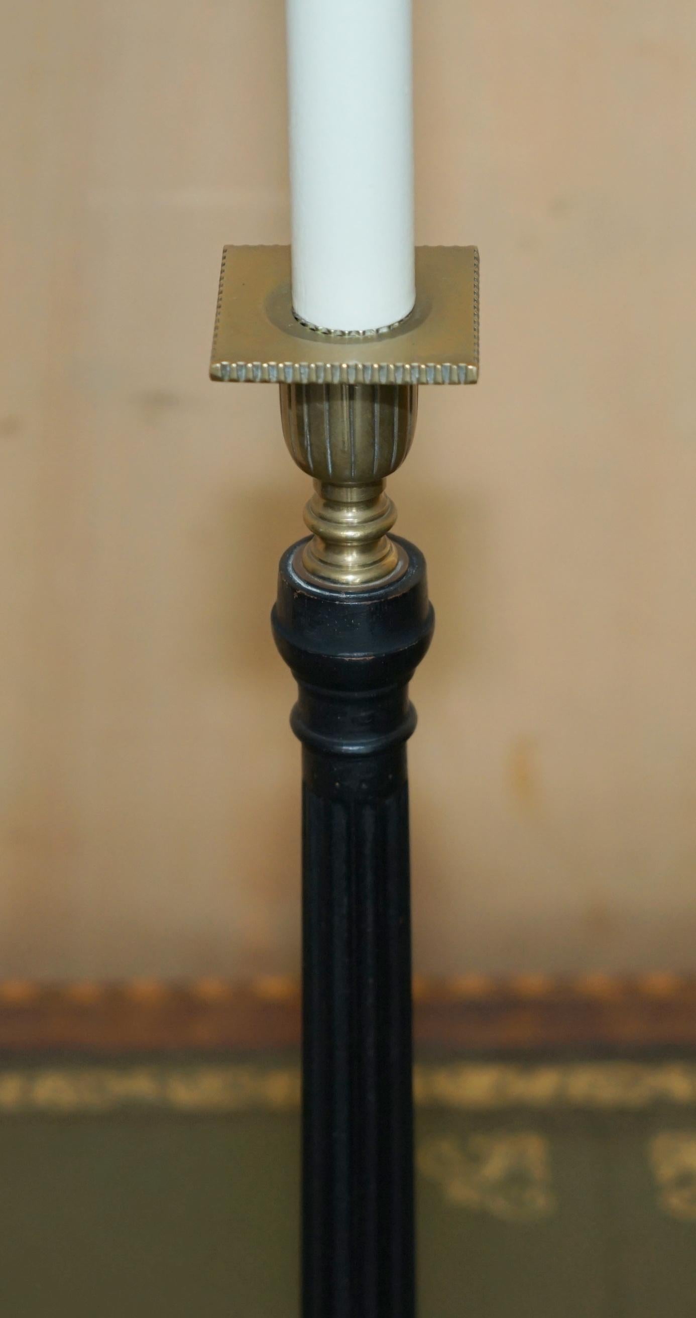FINE VAUGHAN FLUTED COLUMN CANDELABRA TABLE LAMP WITH BRONZED FITTINGs In Good Condition For Sale In West Sussex, Pulborough