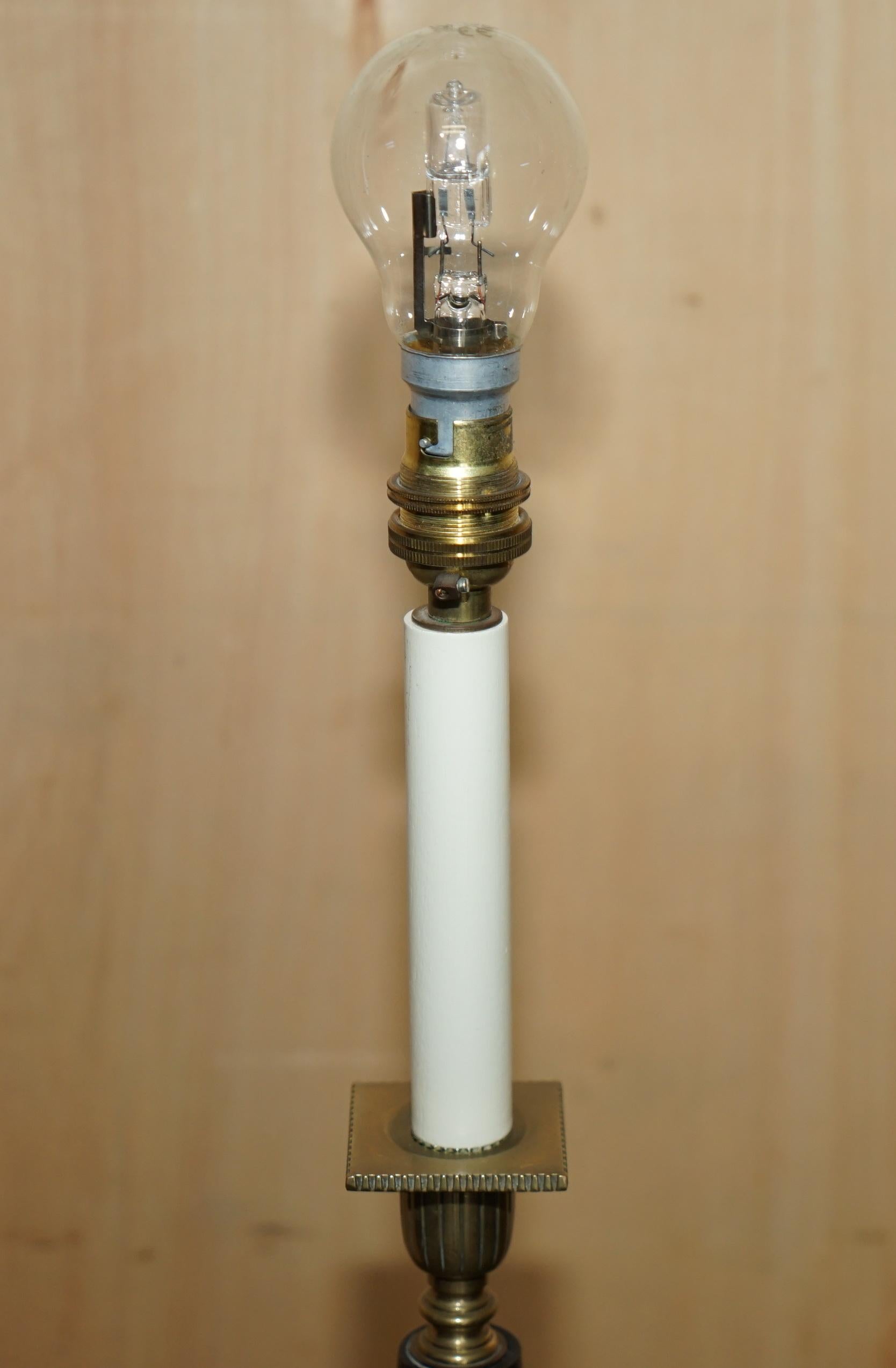 20th Century FINE VAUGHAN FLUTED COLUMN CANDELABRA TABLE LAMP WITH BRONZED FITTINGs For Sale