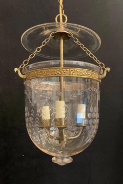 Bellissima coppia di lanterne Vaughan in vetro inciso con foglie e tralci d'uva, con campana di vetro e finiture in ottone
