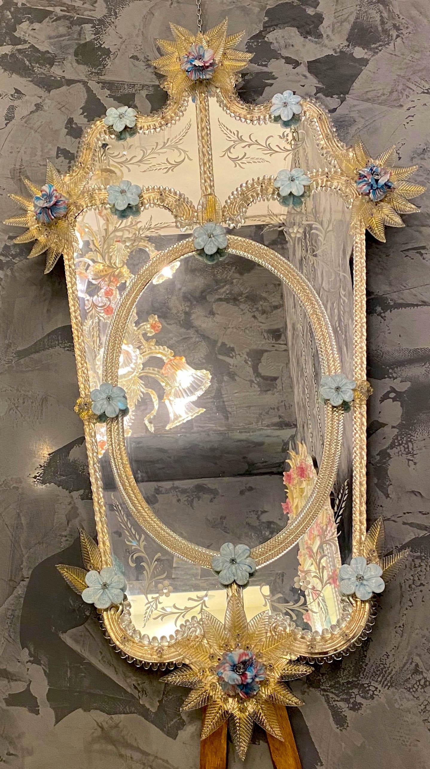 Miroir vénitien en verre de Murano à fleurs bleues Excellent état - En vente à Rome, IT