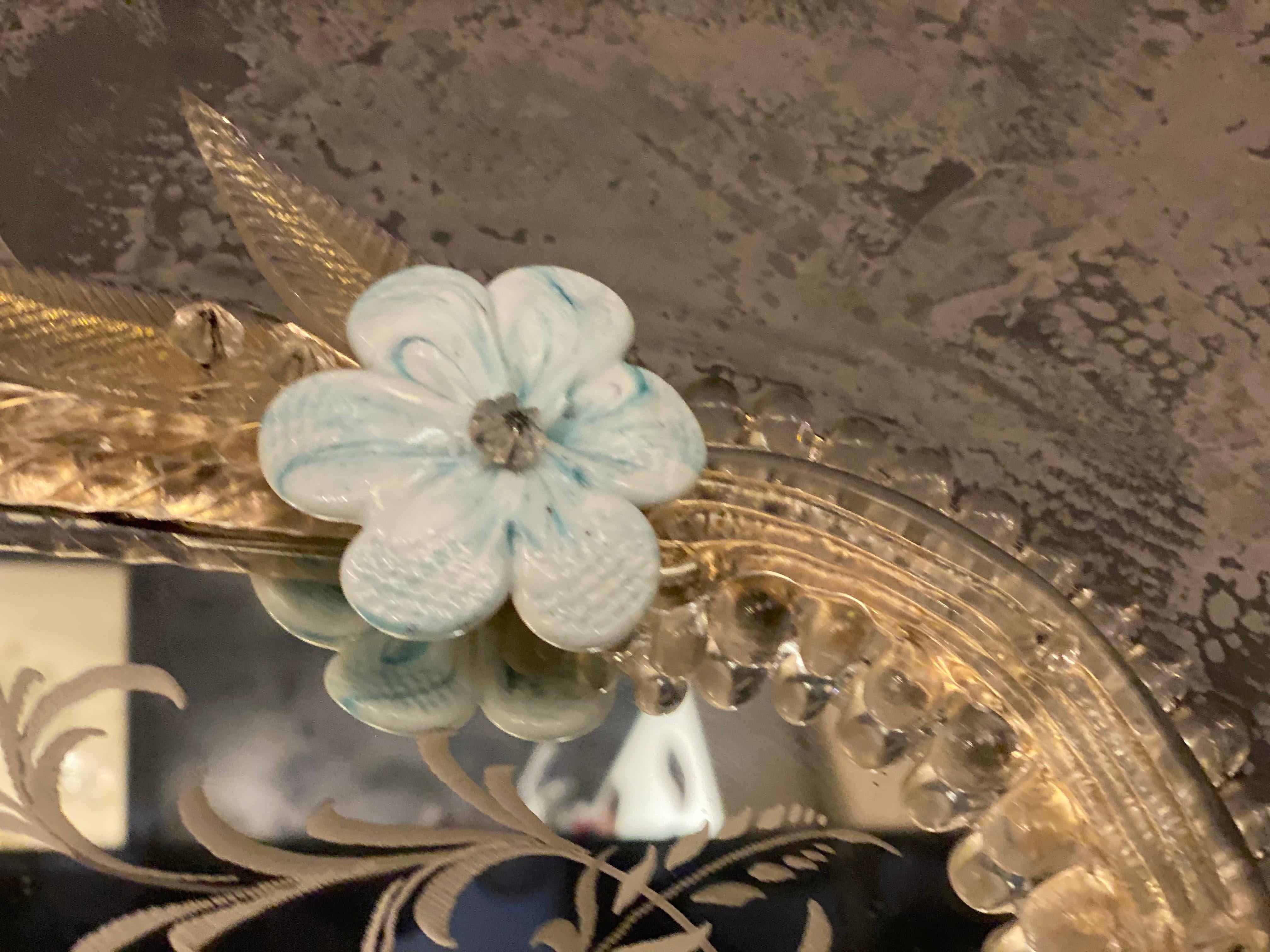 Verre brun Miroir vénitien en verre de Murano à fleurs bleues en vente