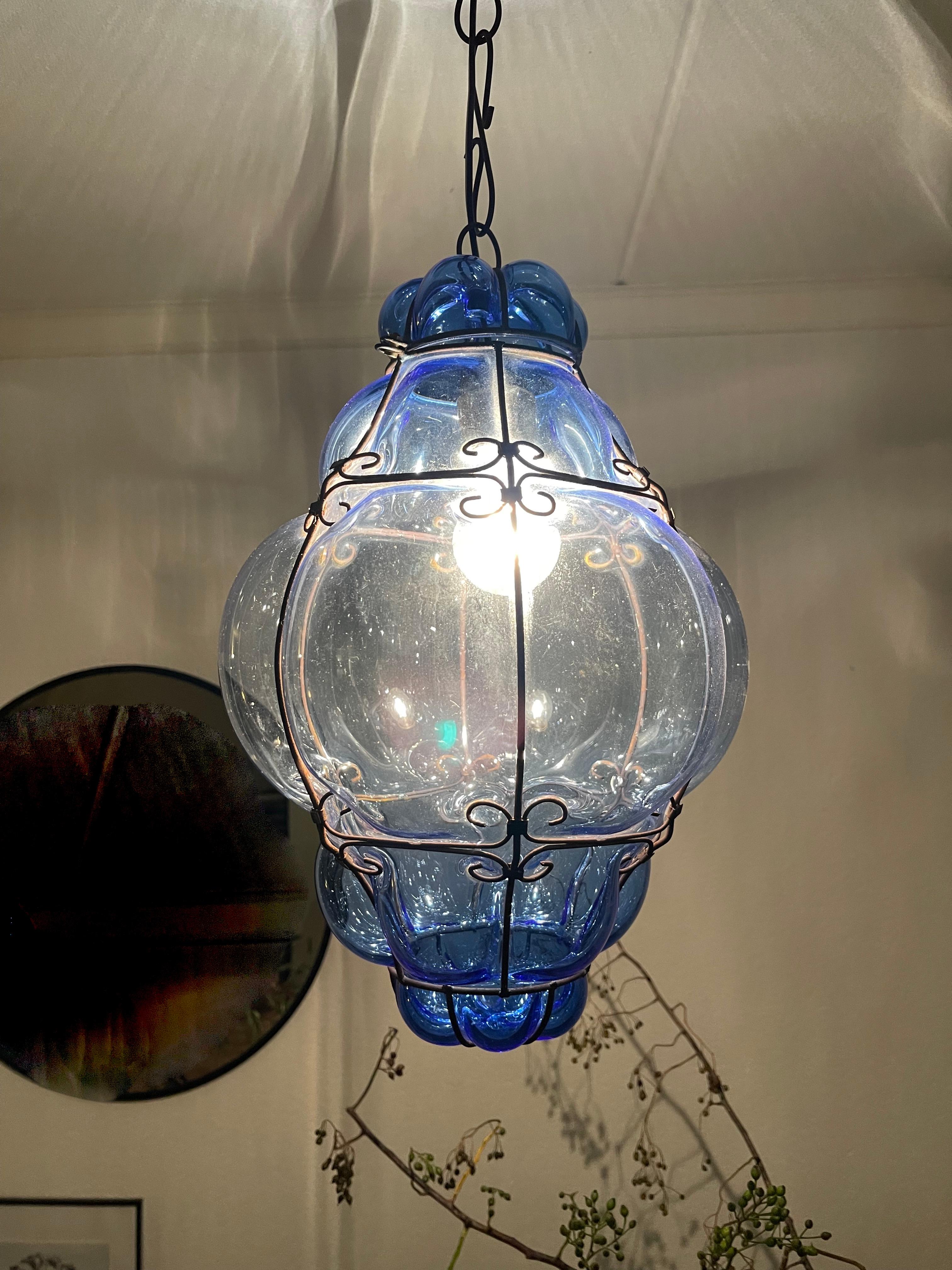 Fina Lámpara Colgante Veneciana de Murano Boca Soplada Color Azul Vidrio Ahumado en Marco 3