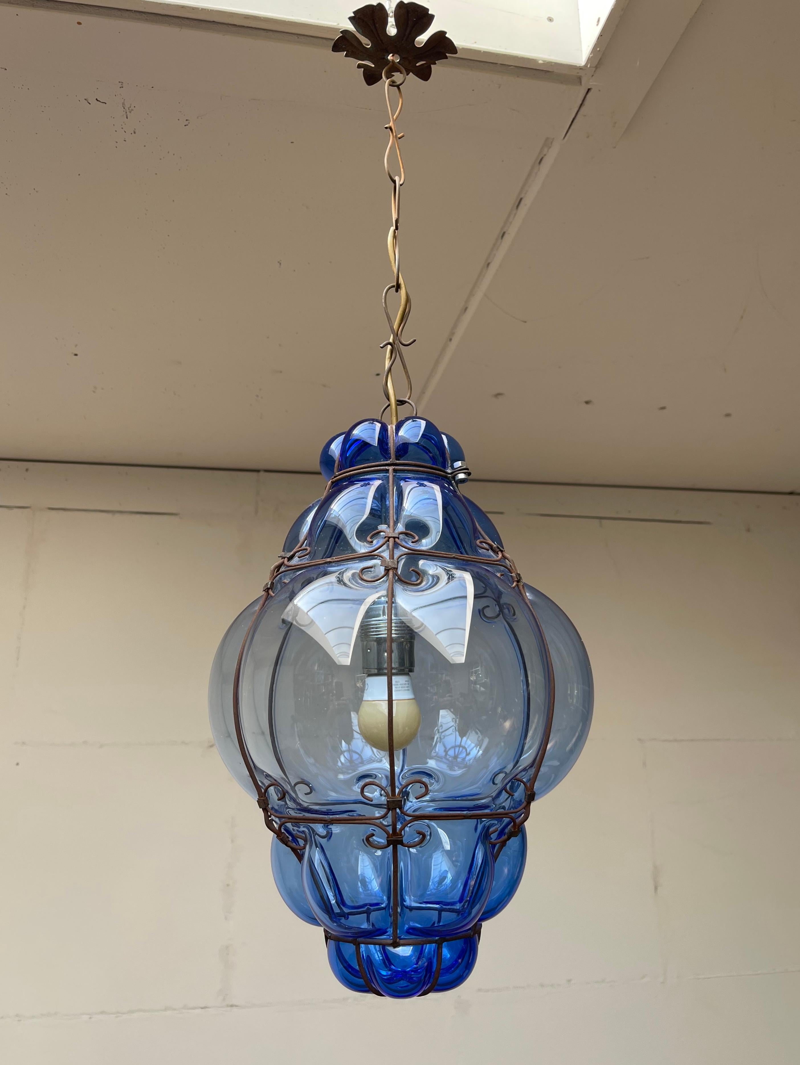Schöne Sapphire Farbe und praktische Größe italienische Leuchte mit mundgeblasenem Glas in einem Metallrahmen. 

Wenn Sie auf der Suche nach einer seltenen und stilvollen Murano-Leuchte für Ihr Zuhause sind, dann könnte dieses handgefertigte,