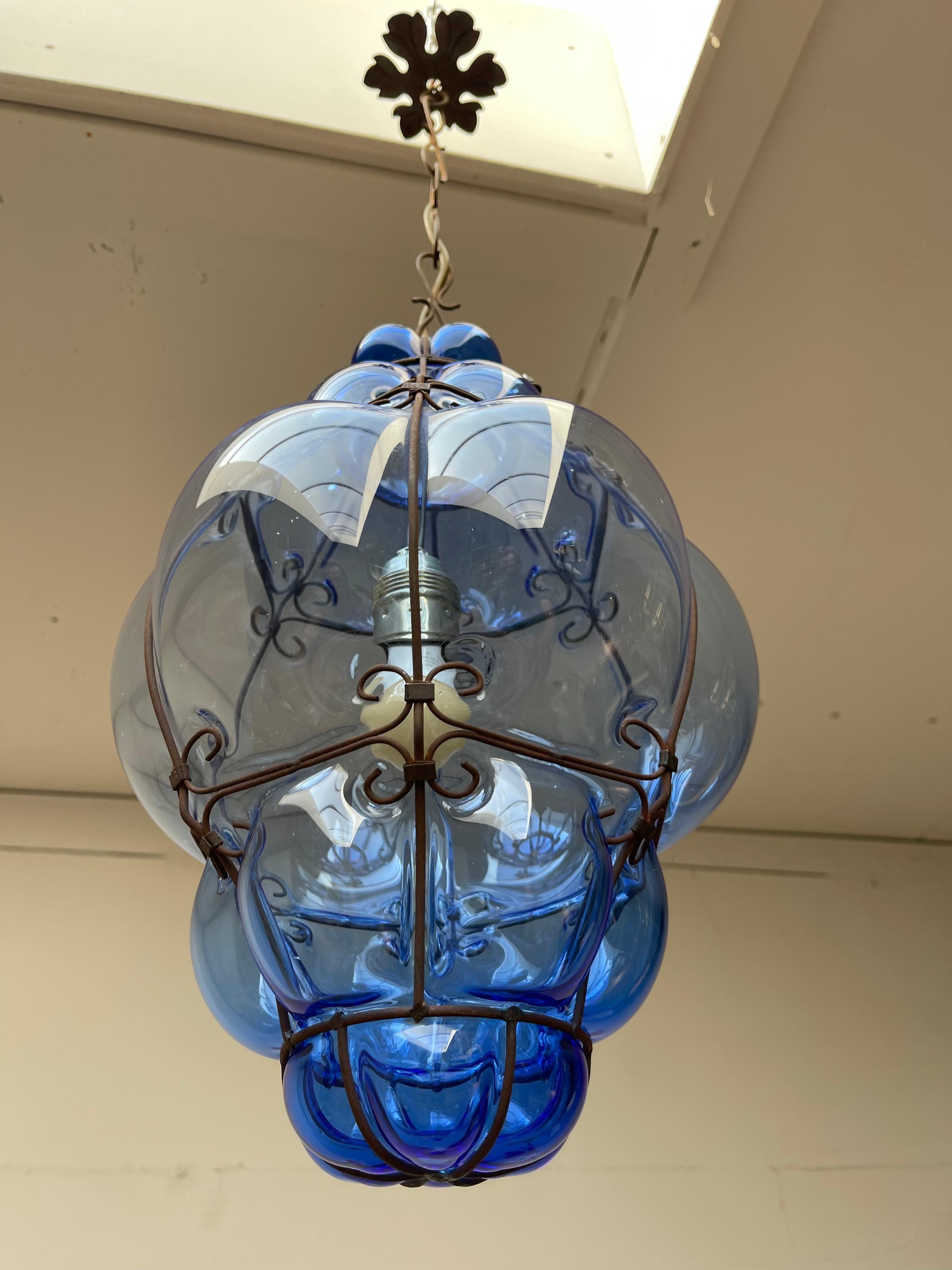 Mid-Century Modern Fine Venetian Murano Pendant Light Mouth Blown Blue Color Smoked Glass in Frame (Lumière pendante en verre fumé soufflé à la bouche) en vente