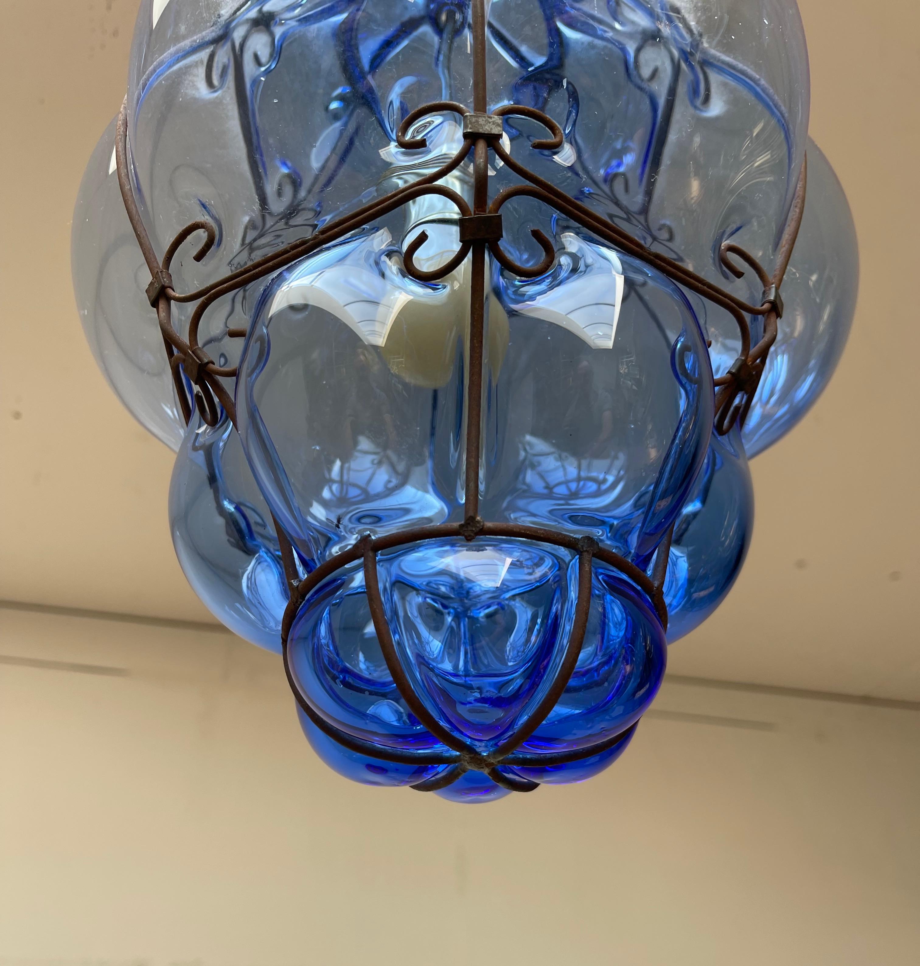 italien Fine Venetian Murano Pendant Light Mouth Blown Blue Color Smoked Glass in Frame (Lumière pendante en verre fumé soufflé à la bouche) en vente