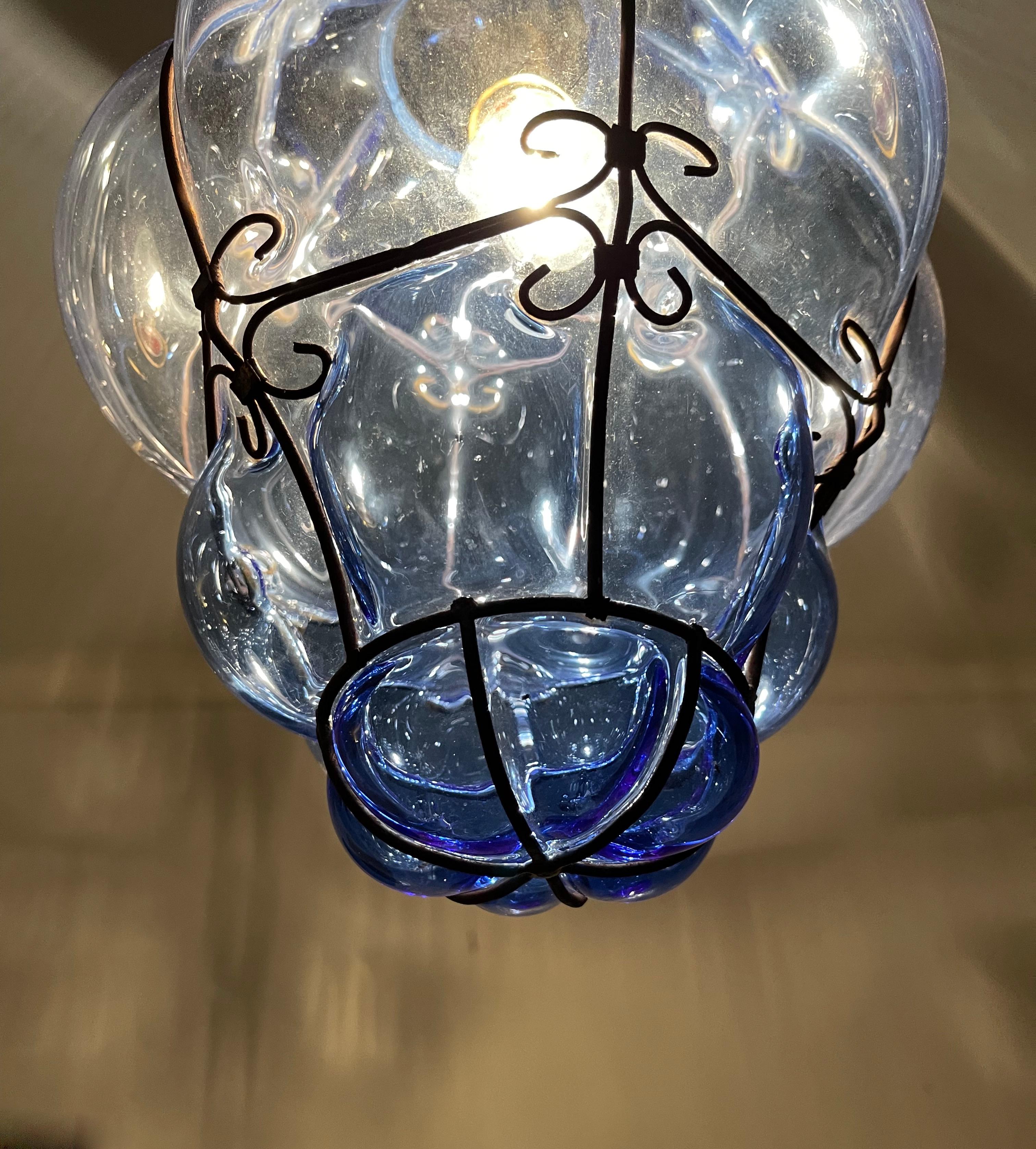Feine venezianische Murano-Hängelampe aus mundgeblasenem, blauem Rauchglas in Rahmen (Handgefertigt) im Angebot