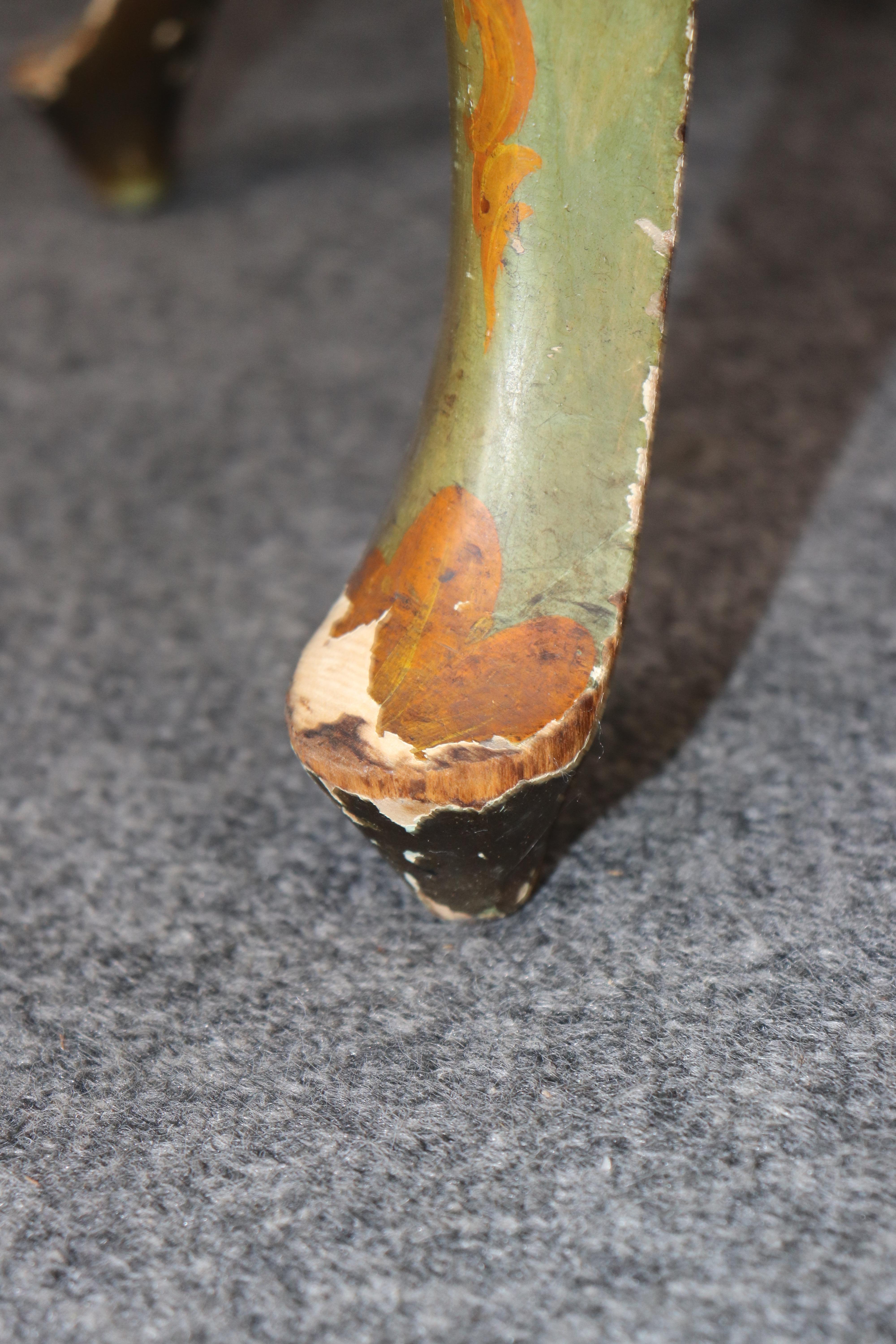 Feiner, mit venezianischer Farbe verzierter italienischer Fußhocker oder Damen-Eitelkeitsbank im Angebot 3