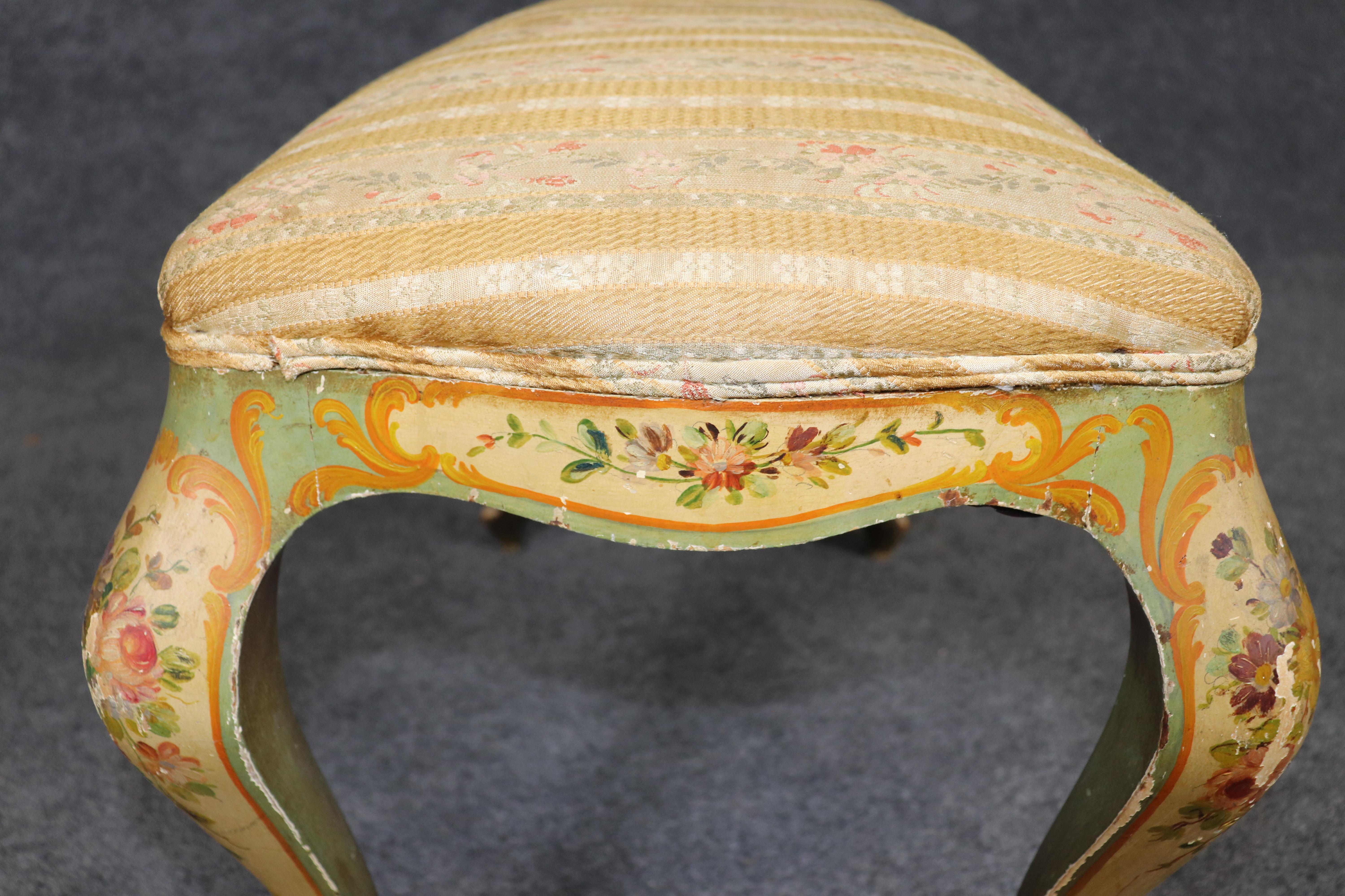 Feiner, mit venezianischer Farbe verzierter italienischer Fußhocker oder Damen-Eitelkeitsbank im Angebot 4