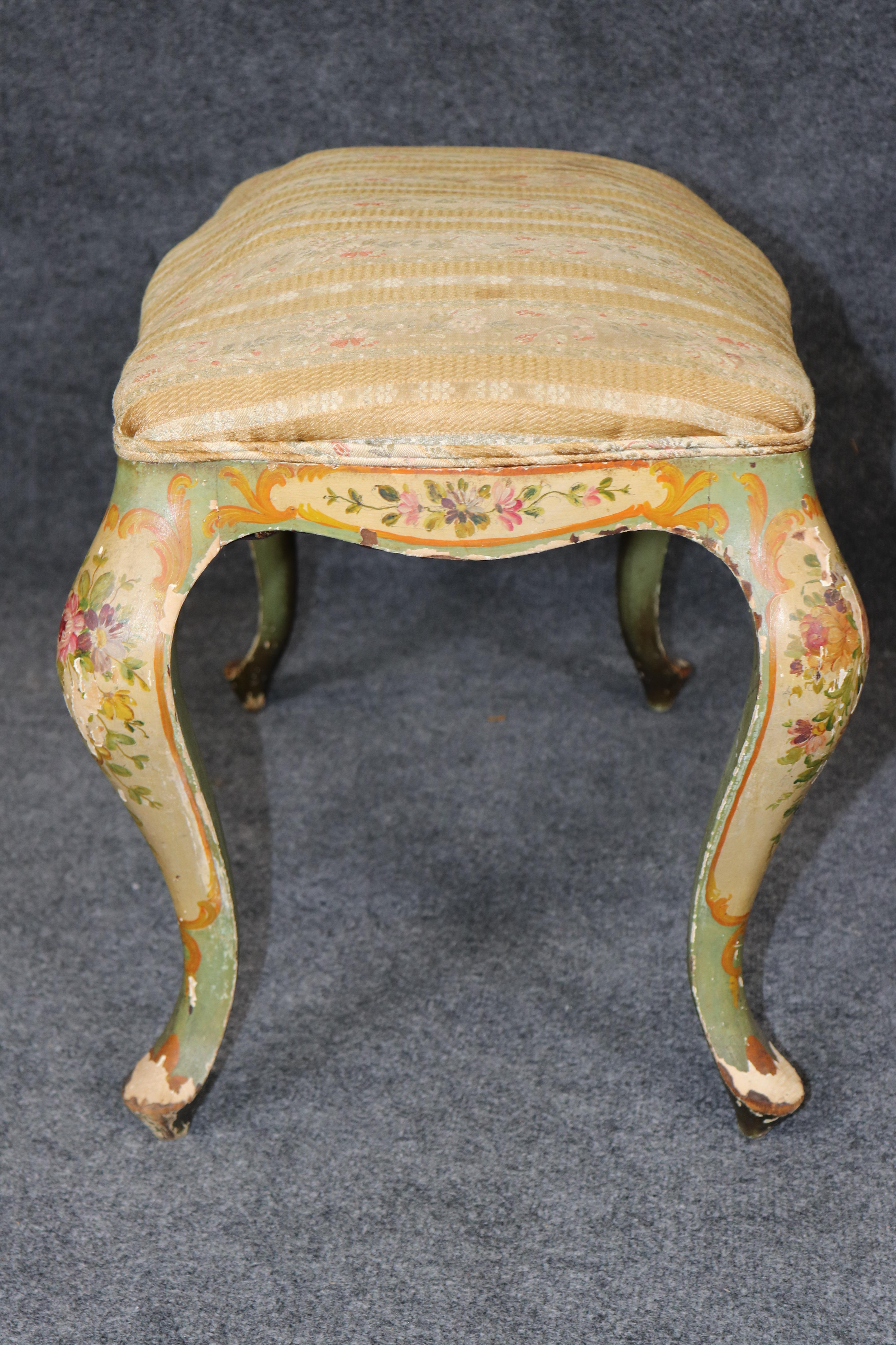 Feiner, mit venezianischer Farbe verzierter italienischer Fußhocker oder Damen-Eitelkeitsbank (Louis XV.) im Angebot