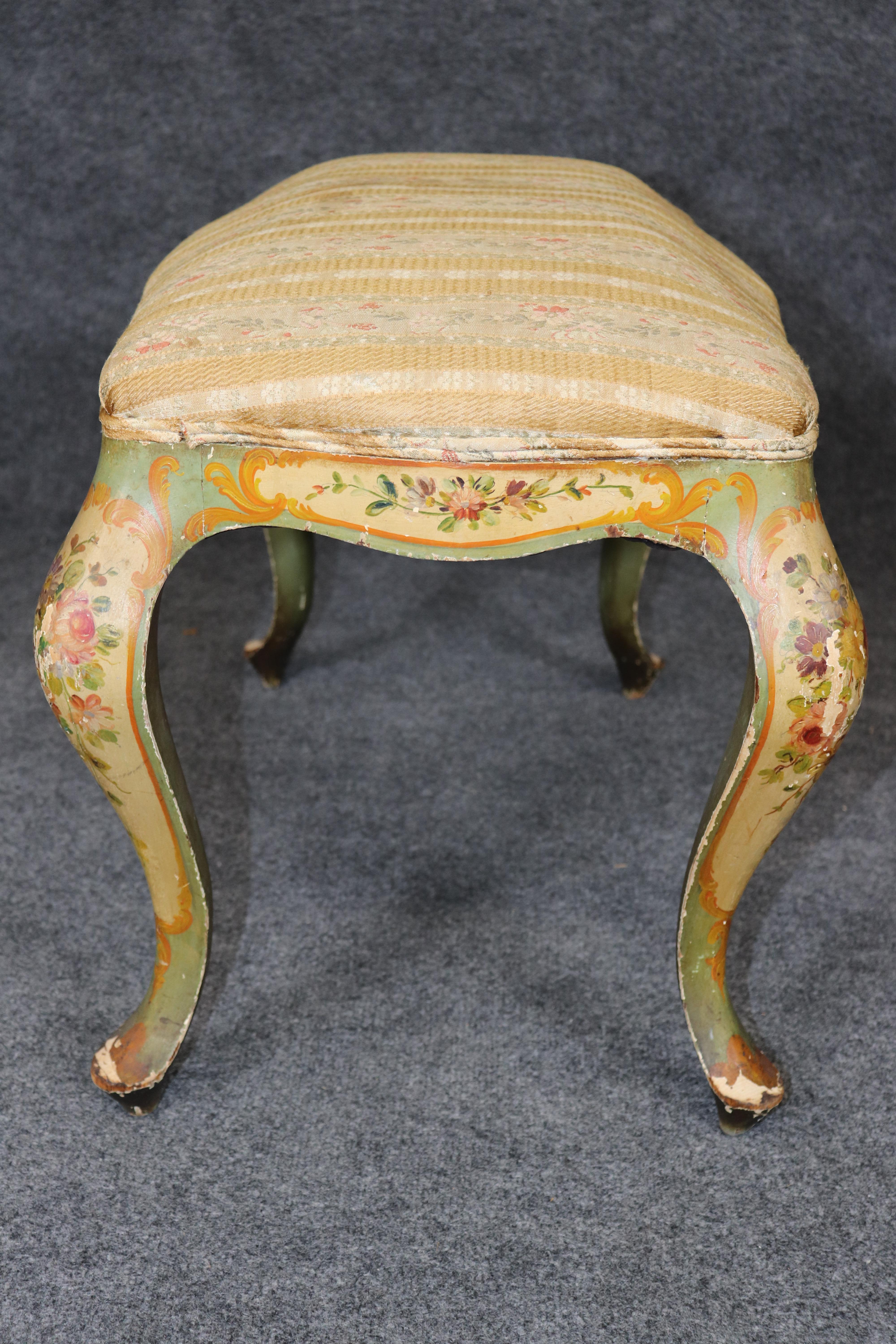 Feiner, mit venezianischer Farbe verzierter italienischer Fußhocker oder Damen-Eitelkeitsbank im Zustand „Gut“ im Angebot in Swedesboro, NJ