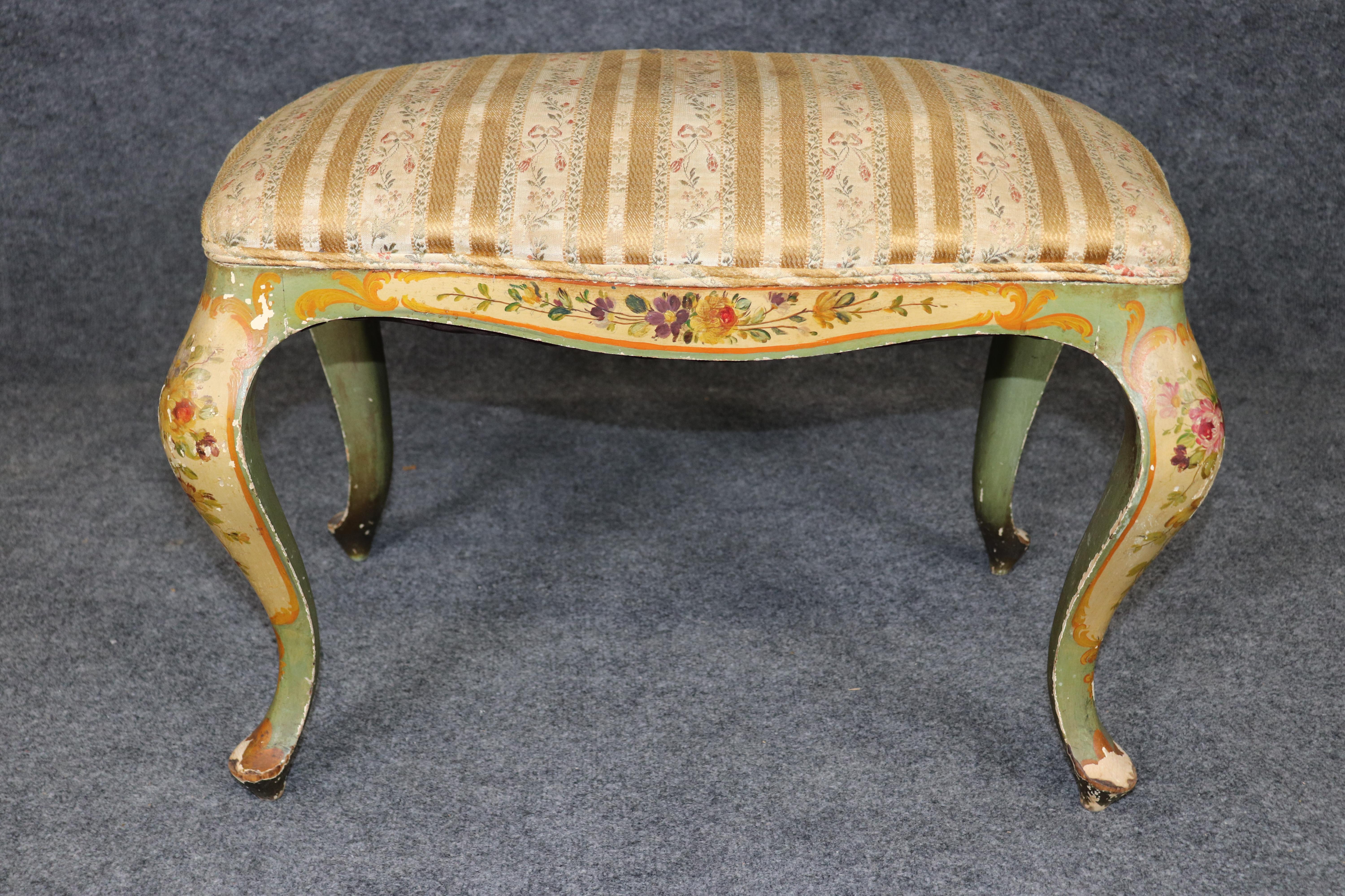 Feiner, mit venezianischer Farbe verzierter italienischer Fußhocker oder Damen-Eitelkeitsbank (Mitte des 20. Jahrhunderts) im Angebot