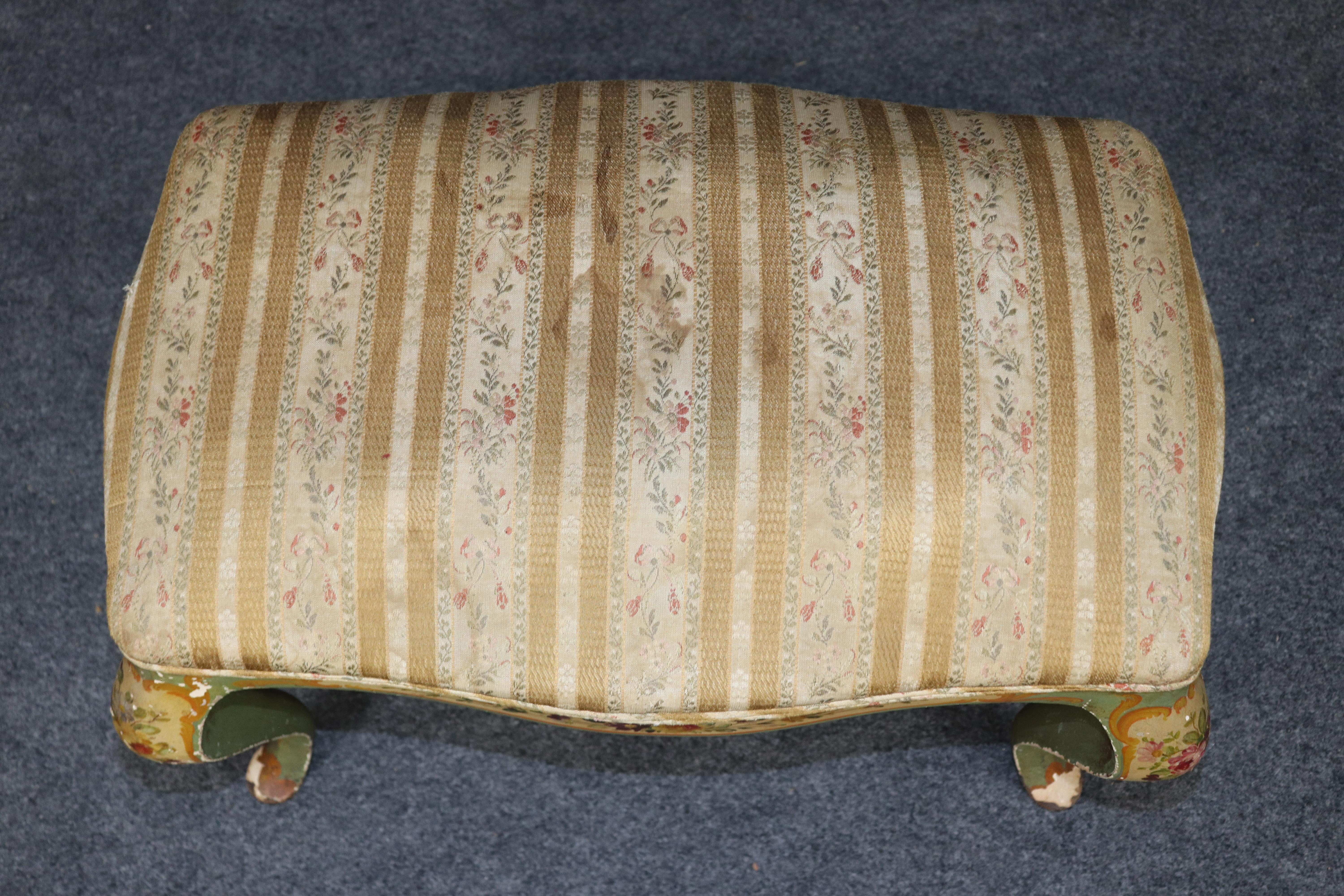 Feiner, mit venezianischer Farbe verzierter italienischer Fußhocker oder Damen-Eitelkeitsbank (Walnuss) im Angebot