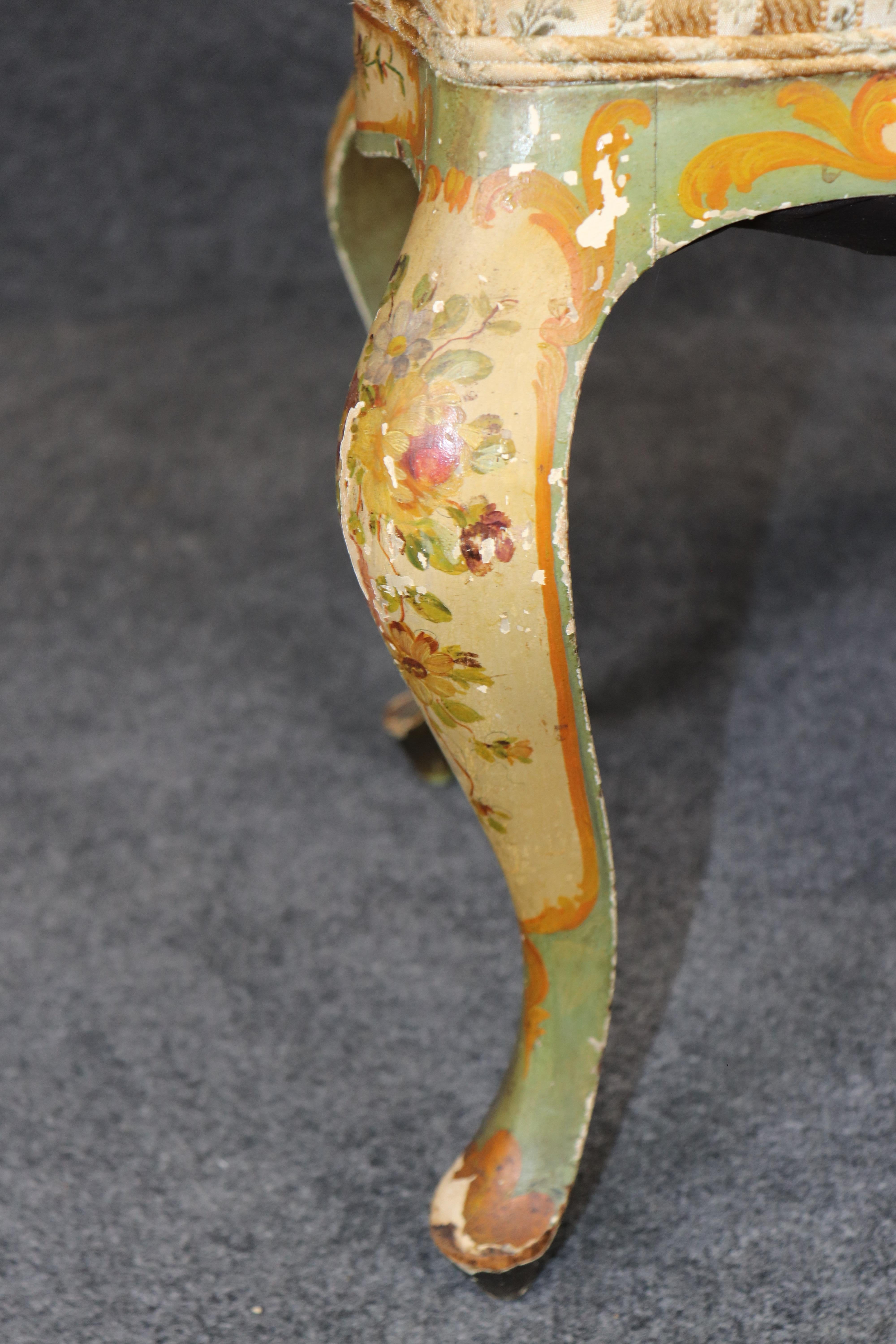 Feiner, mit venezianischer Farbe verzierter italienischer Fußhocker oder Damen-Eitelkeitsbank im Angebot 1