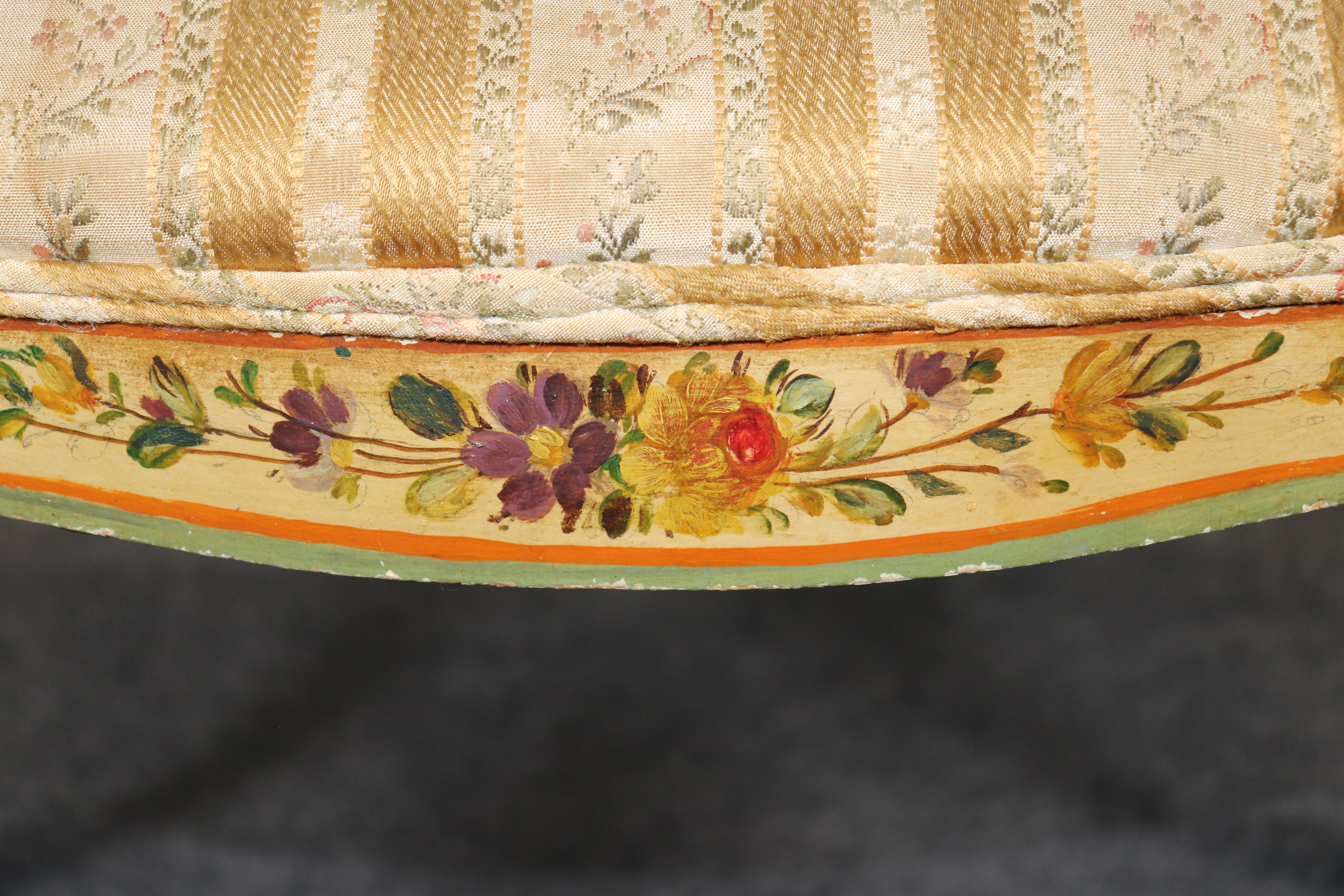 Feiner, mit venezianischer Farbe verzierter italienischer Fußhocker oder Damen-Eitelkeitsbank im Angebot 2