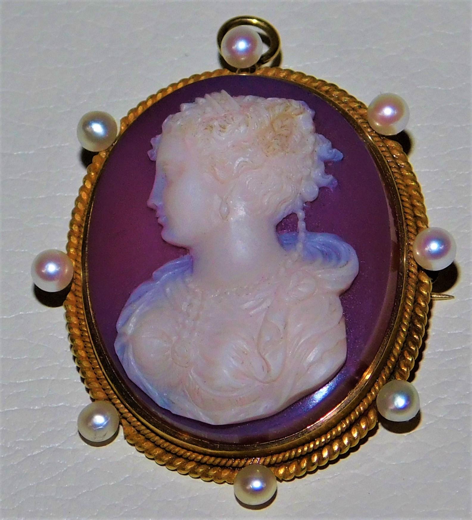 Fine Victorian 14K Gold and Pearls Hand Carved Cameo Brooch/Necklace Pendant   In Good Condition In Hamilton, Ontario