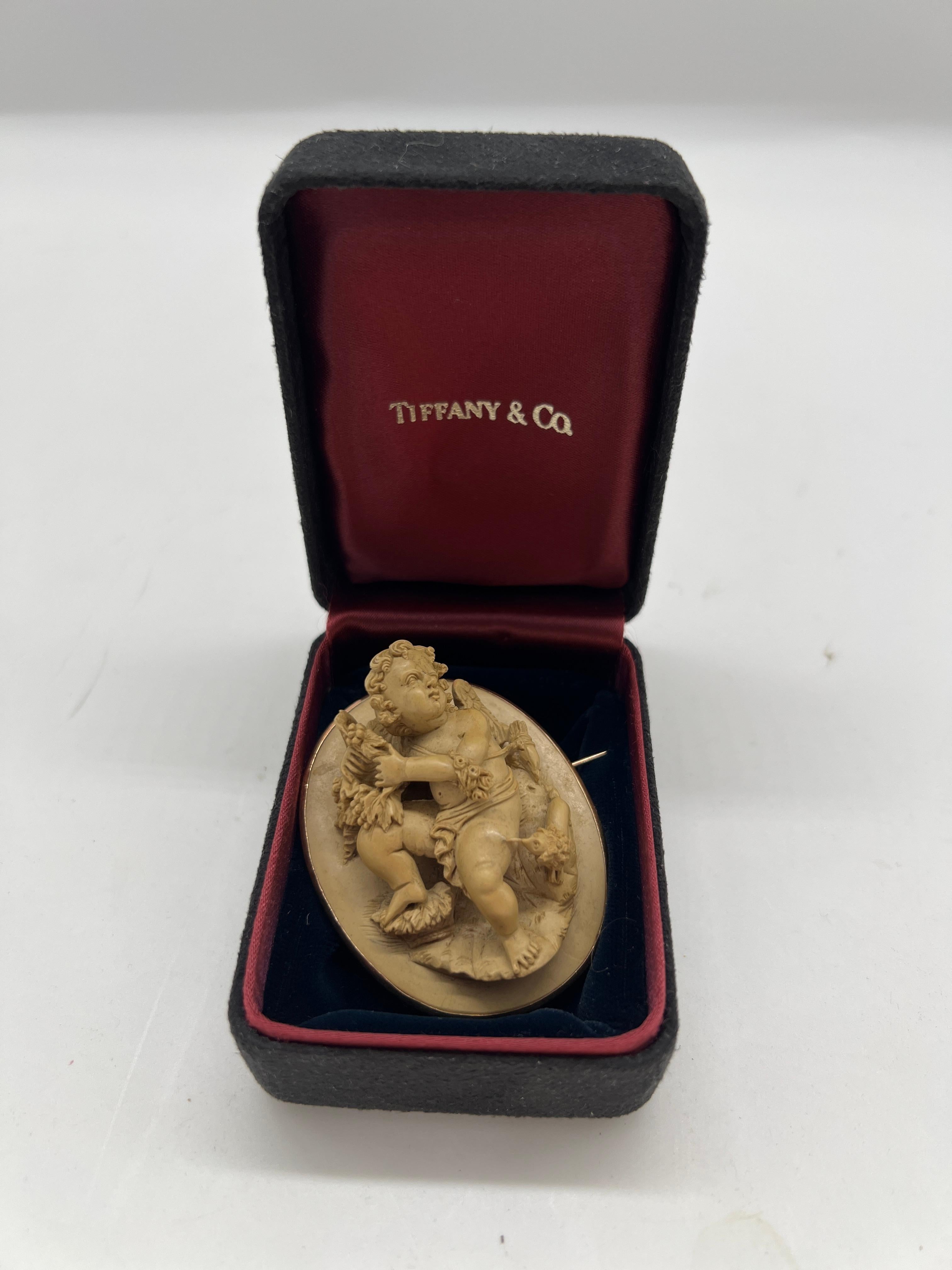 19e siècle, Italien.

Broche Grand Tour de belle qualité. Cette pierre de lave sculptée en haut-relief présente une grande figure centrale de putti ornée de vignes et de roses. Un petit chien intrigant semble lécher le putti en bas à droite. La