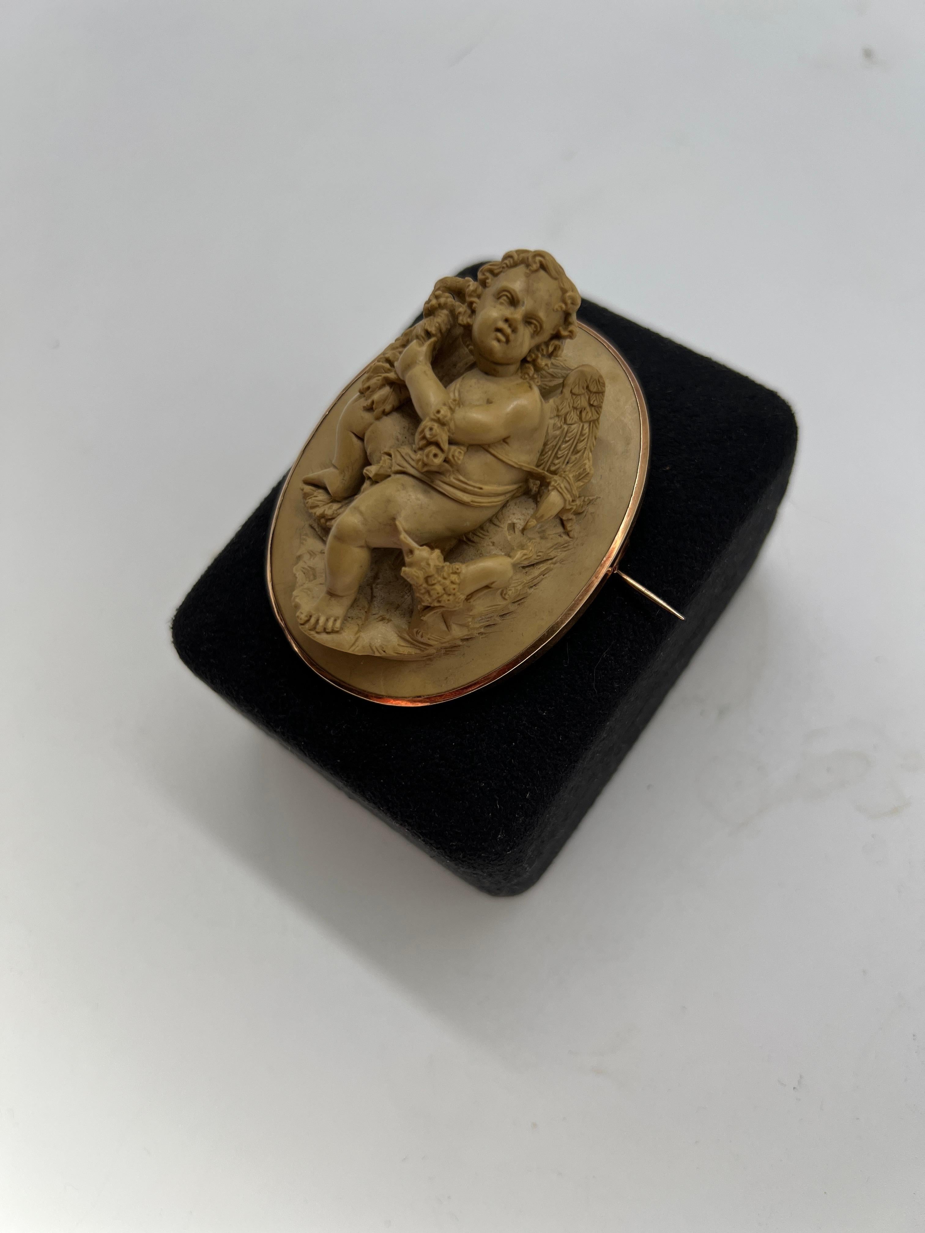 Néo-baroque Broche victorienne de putti et chien en or jaune 18 carats et pierre de lave sculptée en vente