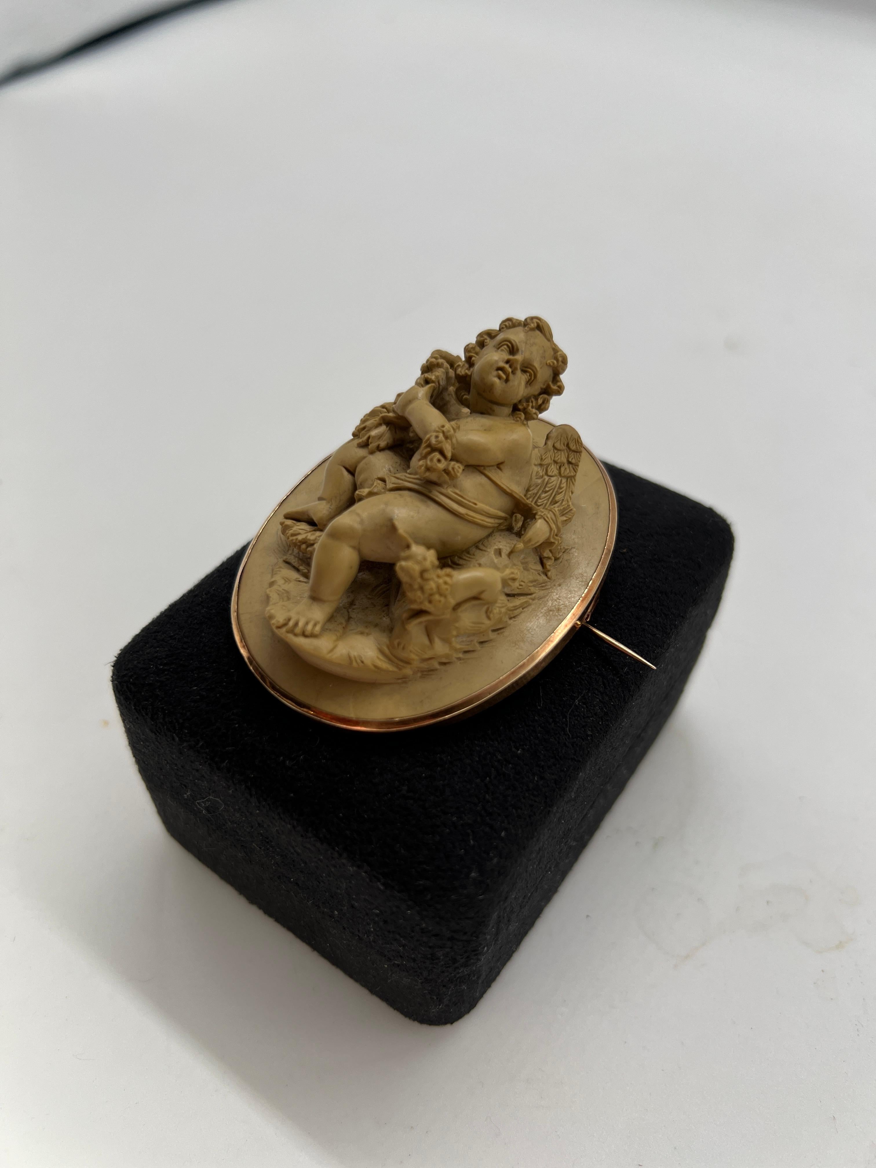 italien Broche victorienne de putti et chien en or jaune 18 carats et pierre de lave sculptée en vente