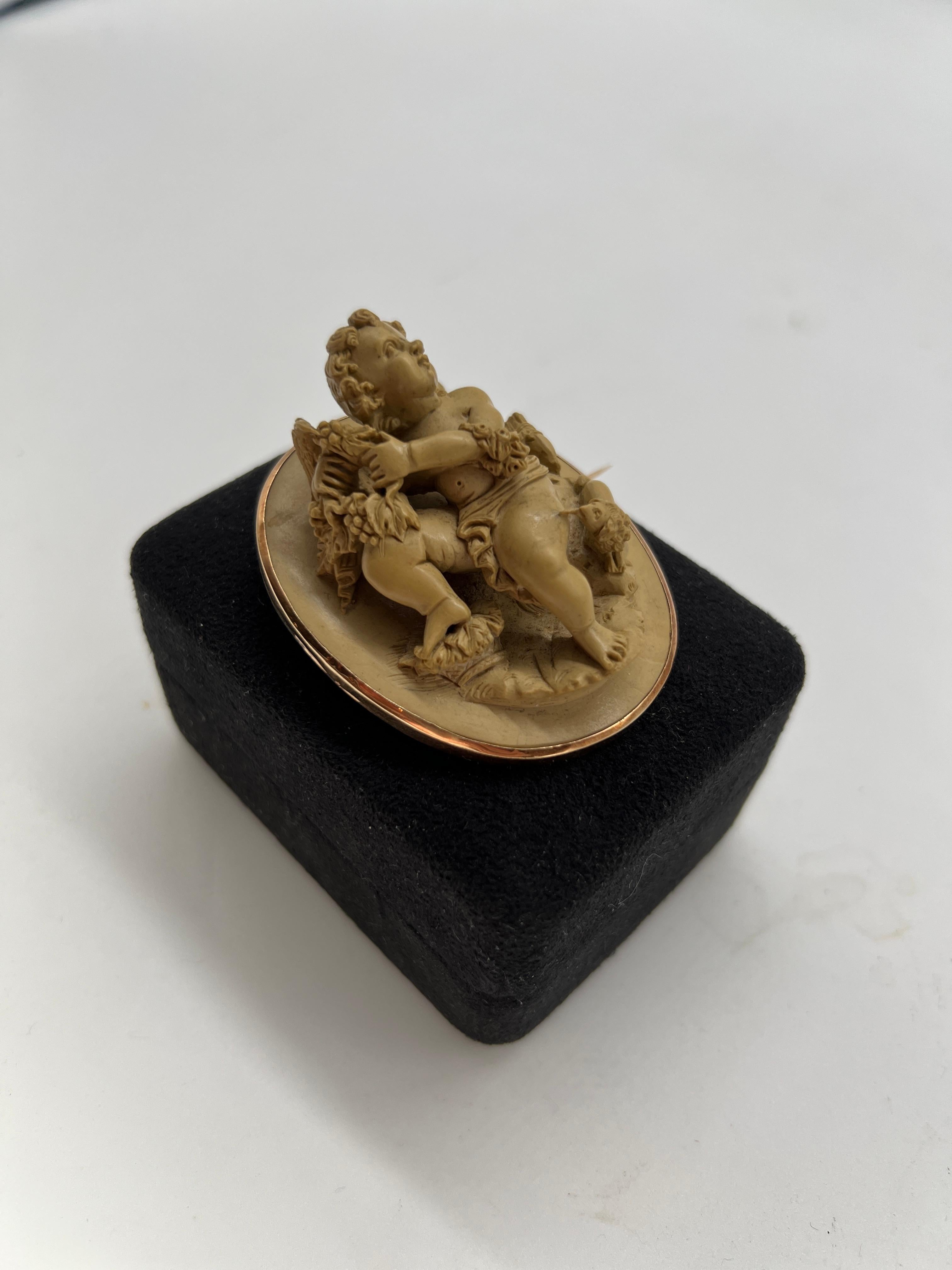 Broche victorienne de putti et chien en or jaune 18 carats et pierre de lave sculptée Bon état - En vente à Atlanta, GA