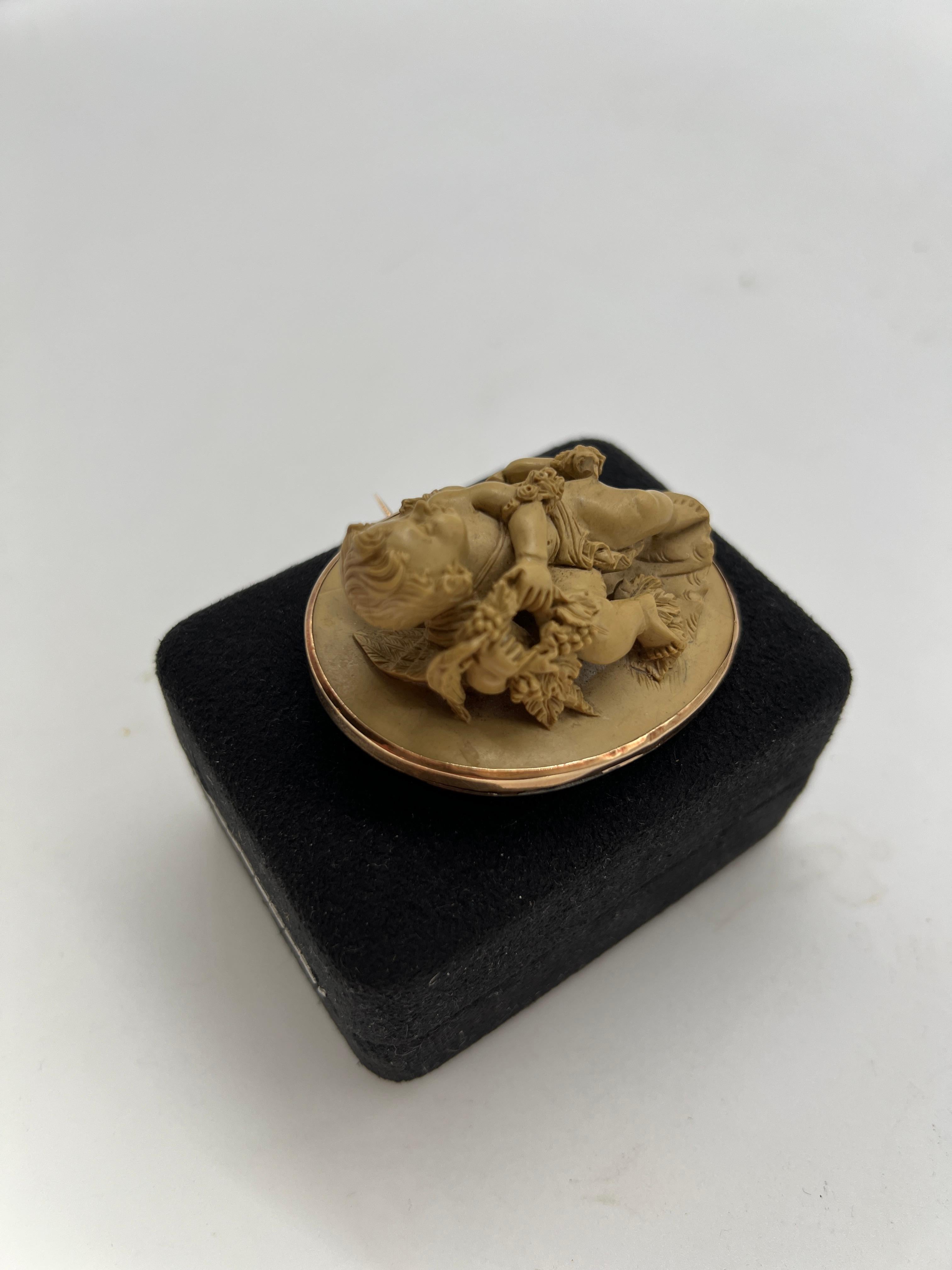 XIXe siècle Broche victorienne de putti et chien en or jaune 18 carats et pierre de lave sculptée en vente