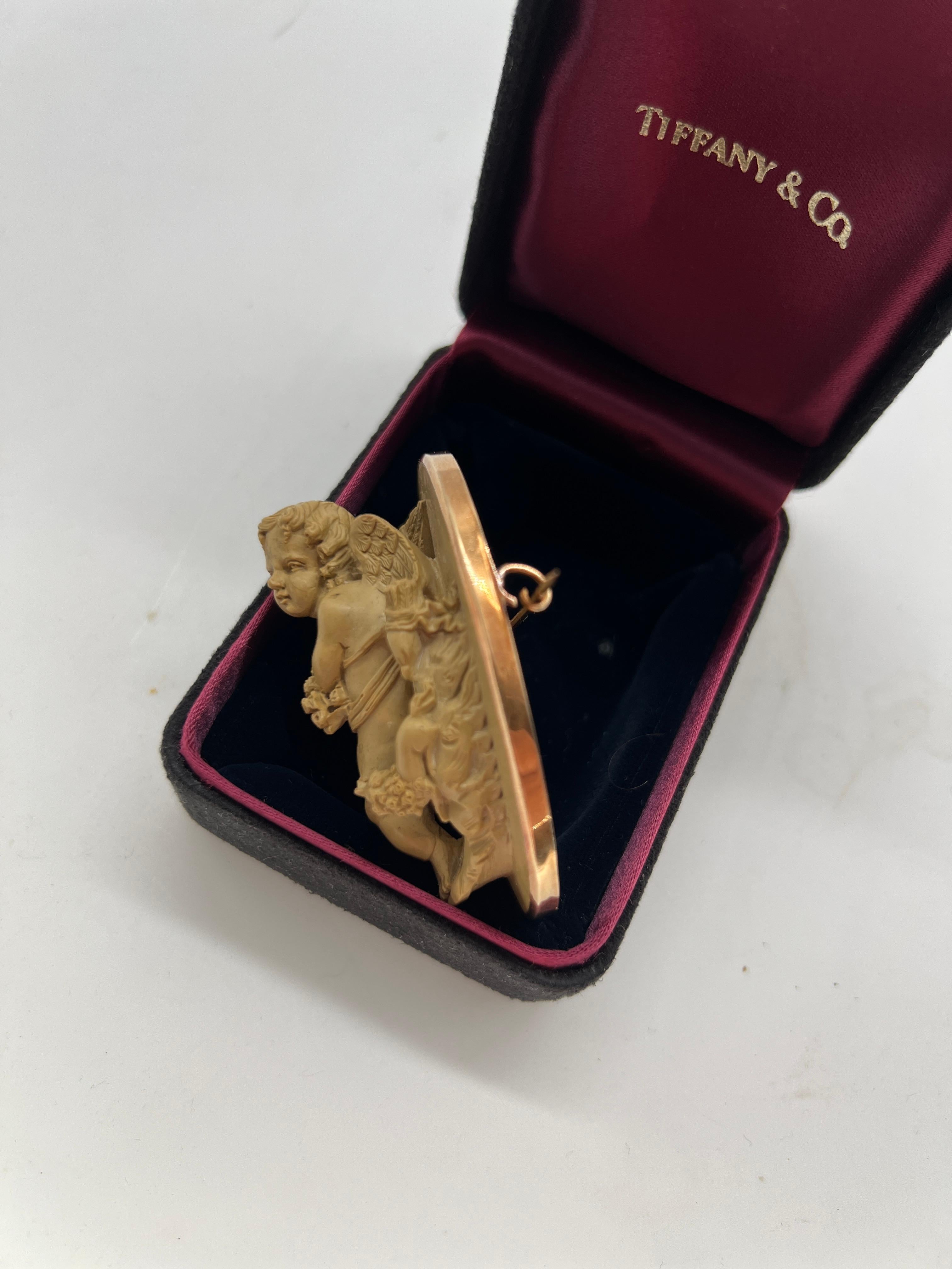 Broche victorienne de putti et chien en or jaune 18 carats et pierre de lave sculptée en vente 2