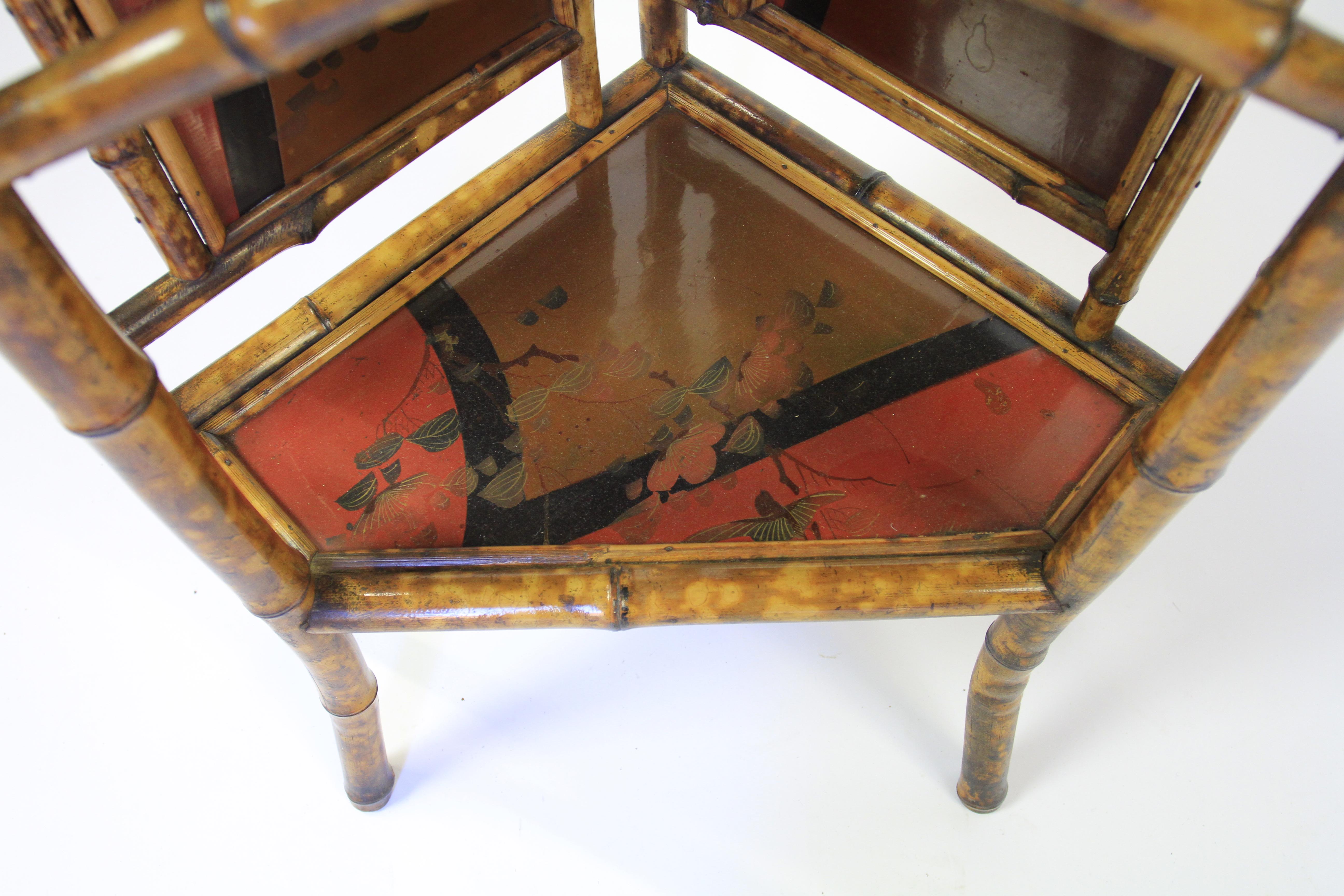 Laqué Armoire d'angle victorienne en bambou et panneaux laqués en vente