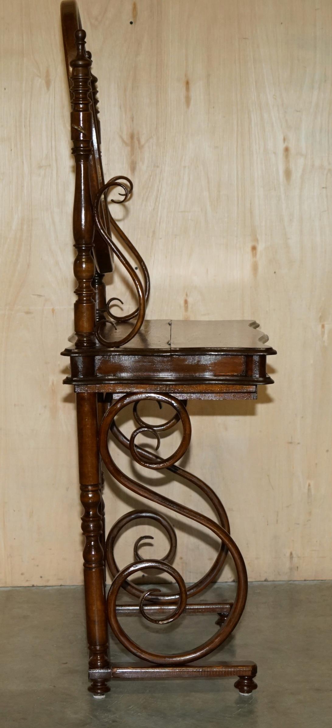 FiNE MESA PARA VESTIR VICTORIANA DE MADERA BATIDA ESTAMPADA EN THONET Y TABURETE AJUSTABLE EN ALTURA en venta 4