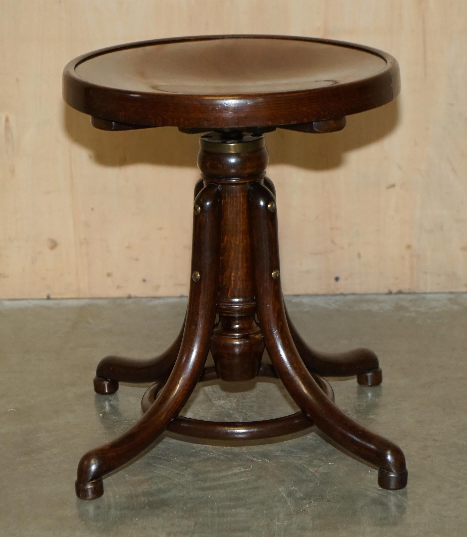 FiNE MESA PARA VESTIR VICTORIANA DE MADERA BATIDA ESTAMPADA EN THONET Y TABURETE AJUSTABLE EN ALTURA en venta 8