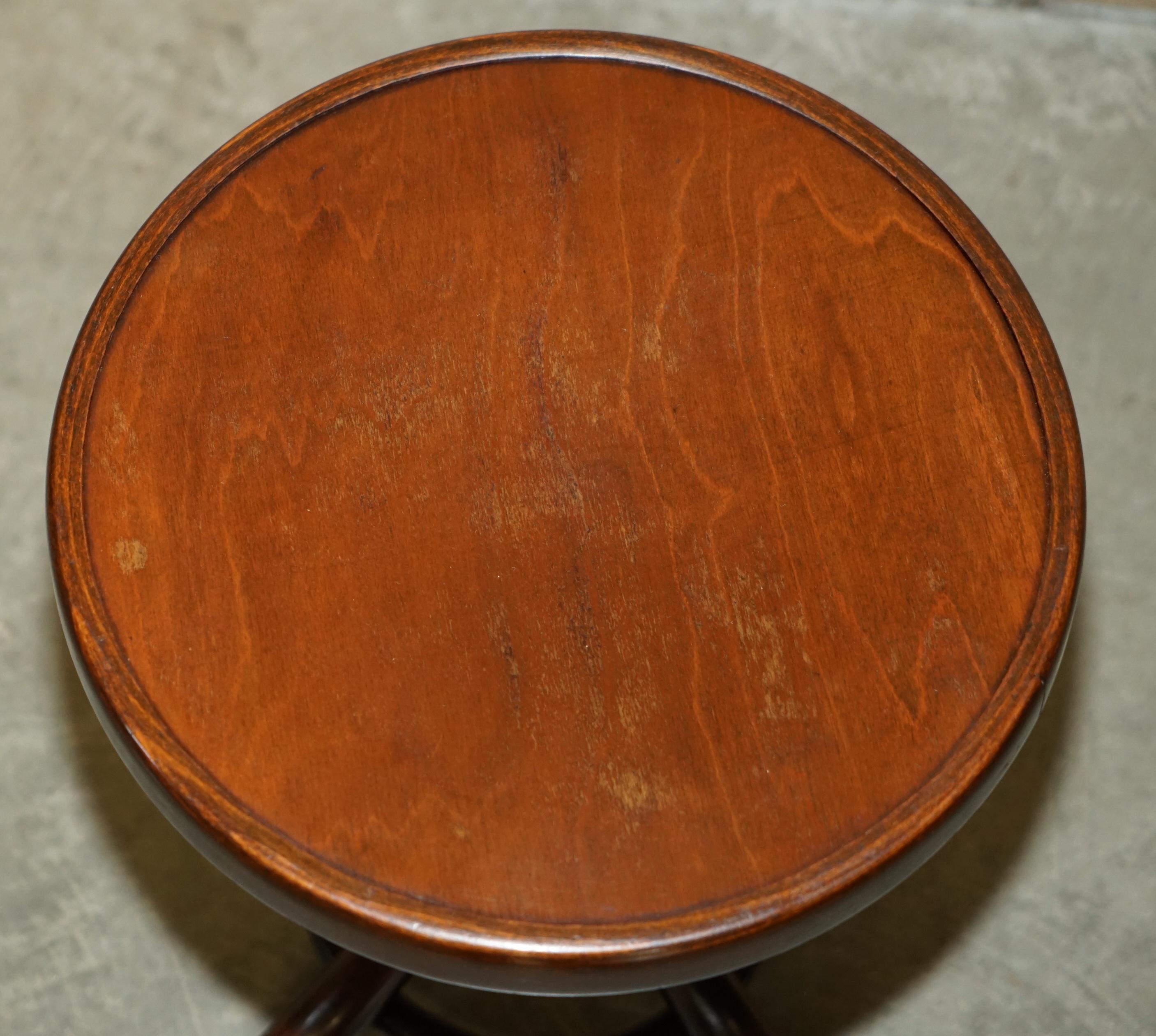FiNE MESA PARA VESTIR VICTORIANA DE MADERA BATIDA ESTAMPADA EN THONET Y TABURETE AJUSTABLE EN ALTURA en venta 9
