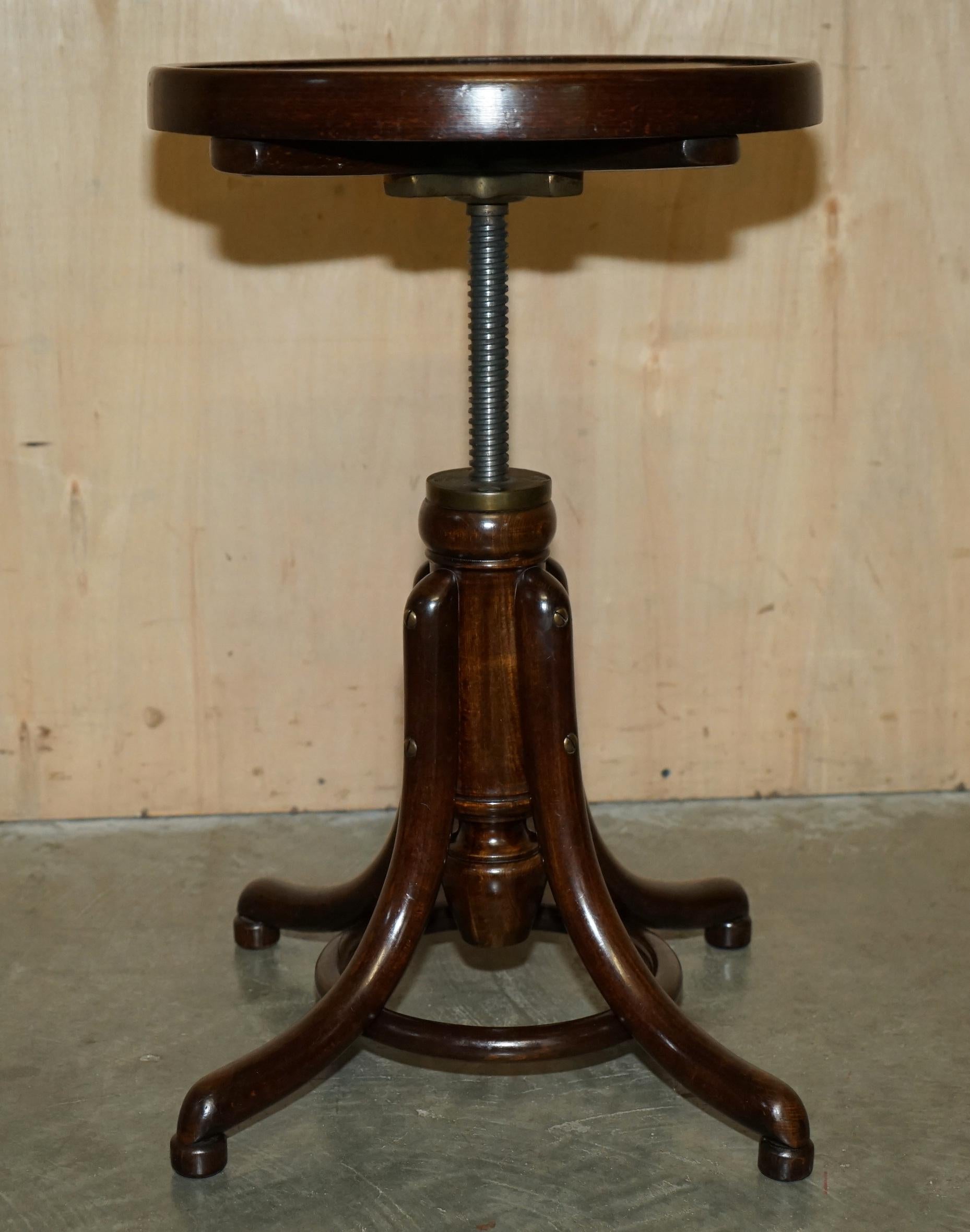 FiNE MESA PARA VESTIR VICTORIANA DE MADERA BATIDA ESTAMPADA EN THONET Y TABURETE AJUSTABLE EN ALTURA en venta 10