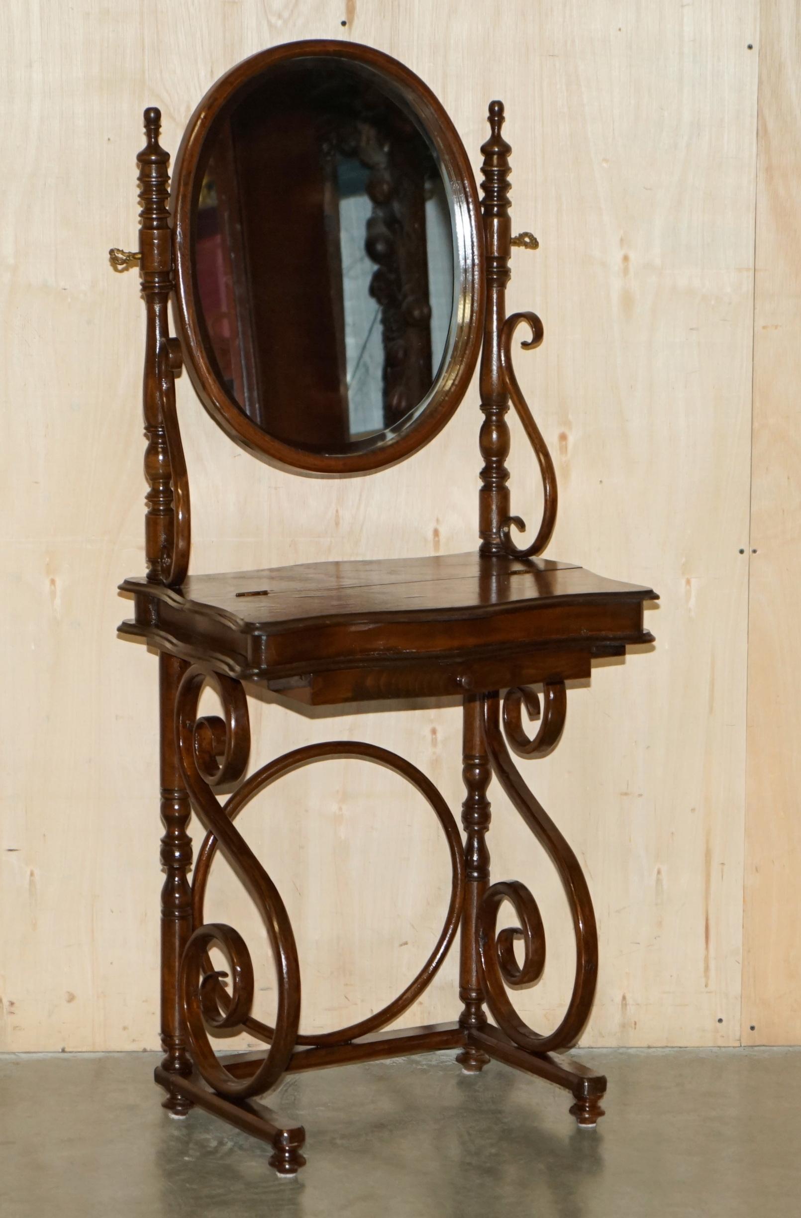 Antigüedades de la Casa Real

Royal House Antiques se complace en ofrecer a la venta este sublime tocador Thonet victoriano de madera curvada del siglo XIX y taburete regulable en altura 

Por favor, tenga en cuenta que la tarifa de entrega indicada