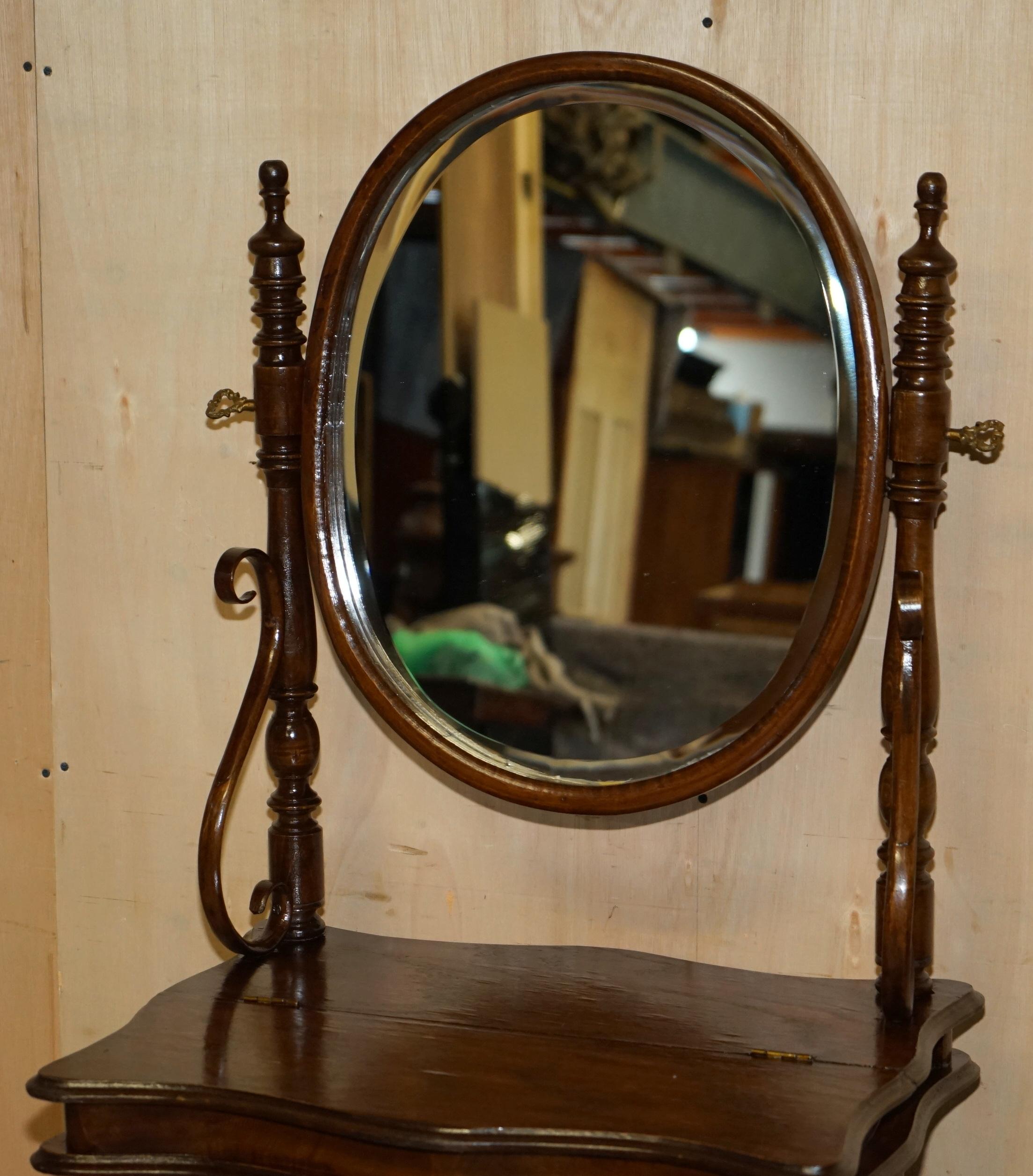 FiNE MESA PARA VESTIR VICTORIANA DE MADERA BATIDA ESTAMPADA EN THONET Y TABURETE AJUSTABLE EN ALTURA Europeo en venta