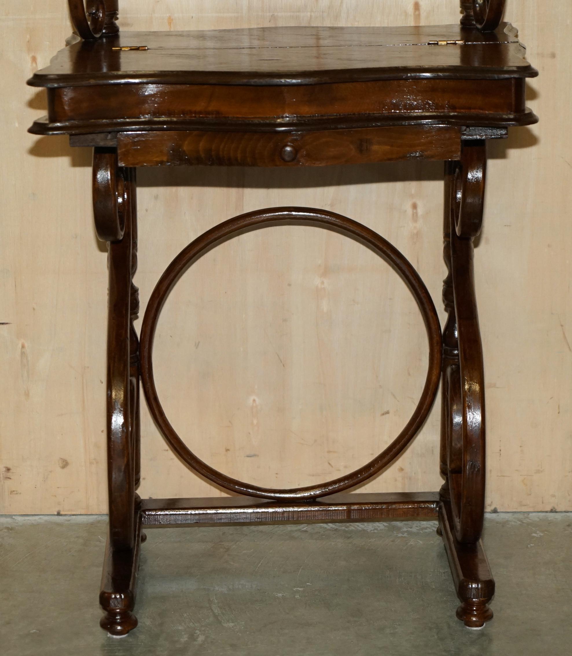 FiNE MESA PARA VESTIR VICTORIANA DE MADERA BATIDA ESTAMPADA EN THONET Y TABURETE AJUSTABLE EN ALTURA Fines del siglo XIX en venta