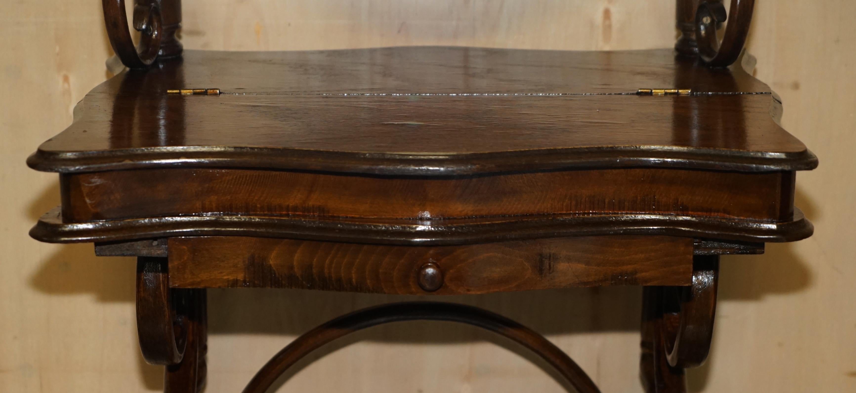 FiNE MESA PARA VESTIR VICTORIANA DE MADERA BATIDA ESTAMPADA EN THONET Y TABURETE AJUSTABLE EN ALTURA Espejo en venta