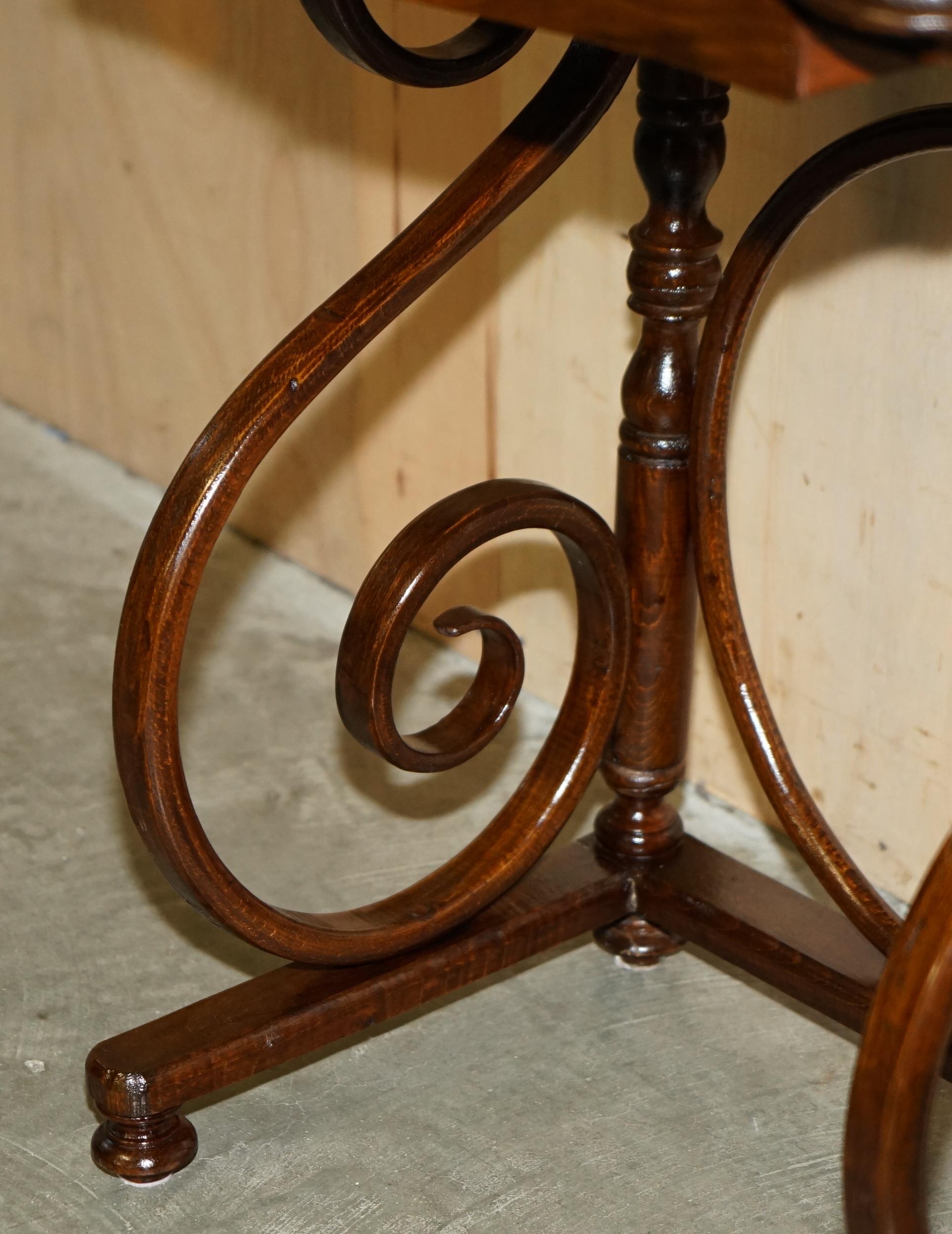 FiNE MESA PARA VESTIR VICTORIANA DE MADERA BATIDA ESTAMPADA EN THONET Y TABURETE AJUSTABLE EN ALTURA en venta 1