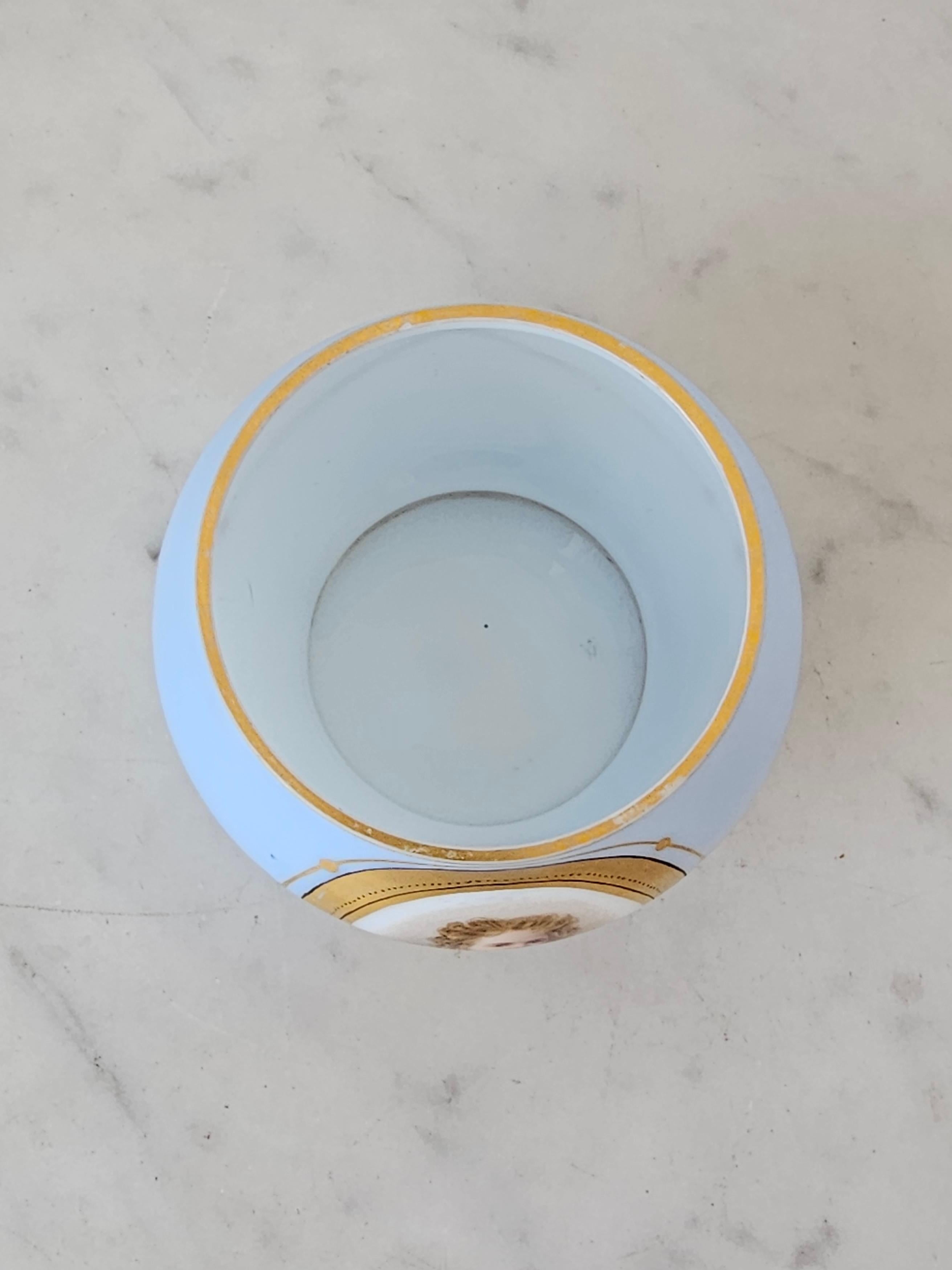 XIXe siècle Fine Victorian Blue Opaline Glass Antique Dresser Cachepot Table Bowl en vente