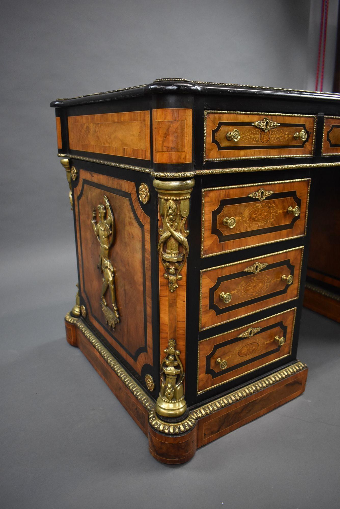 Feine viktorianische Burr Walnuss Pedestal Schreibtisch im Angebot 8