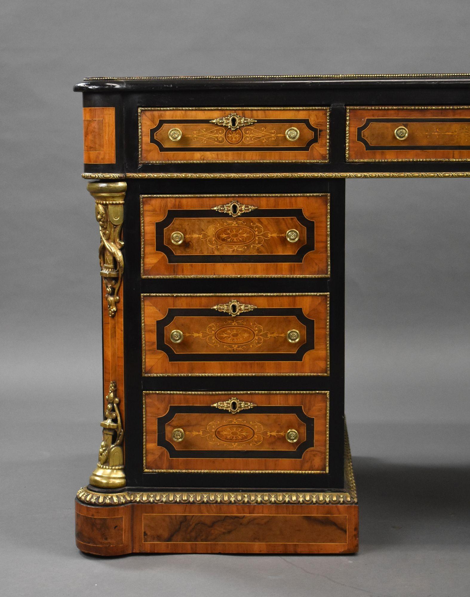 Feine viktorianische Burr Walnuss Pedestal Schreibtisch (Europäisch) im Angebot