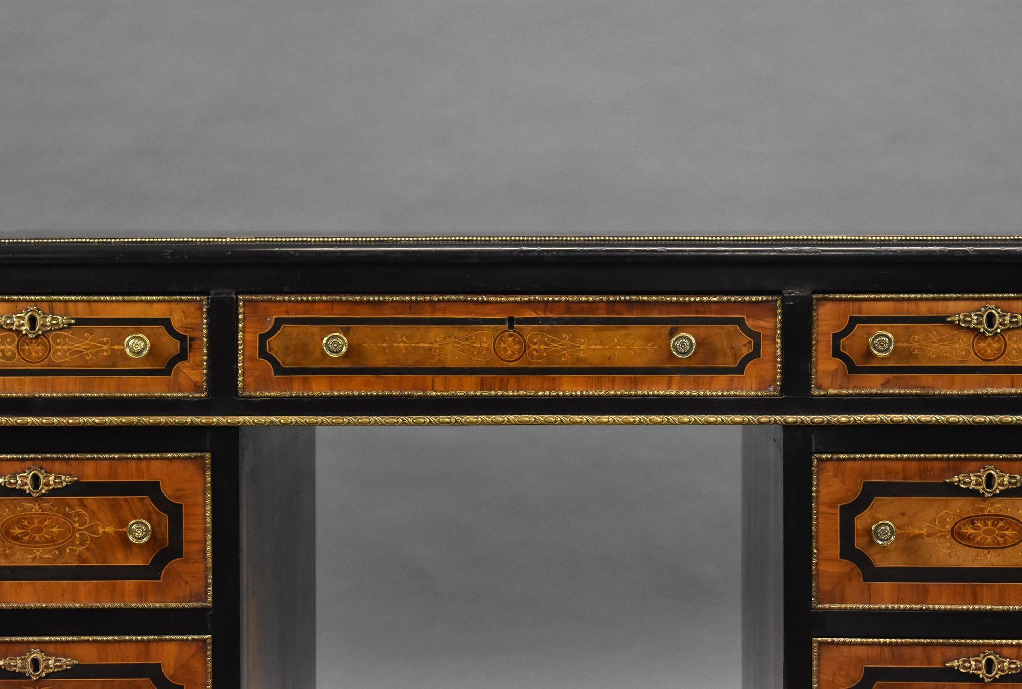 Feine viktorianische Burr Walnuss Pedestal Schreibtisch im Zustand „Gut“ im Angebot in Chelmsford, Essex