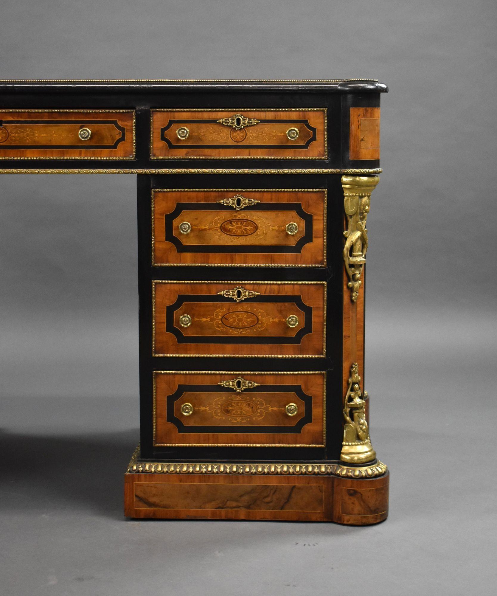 Feine viktorianische Burr Walnuss Pedestal Schreibtisch (19. Jahrhundert) im Angebot