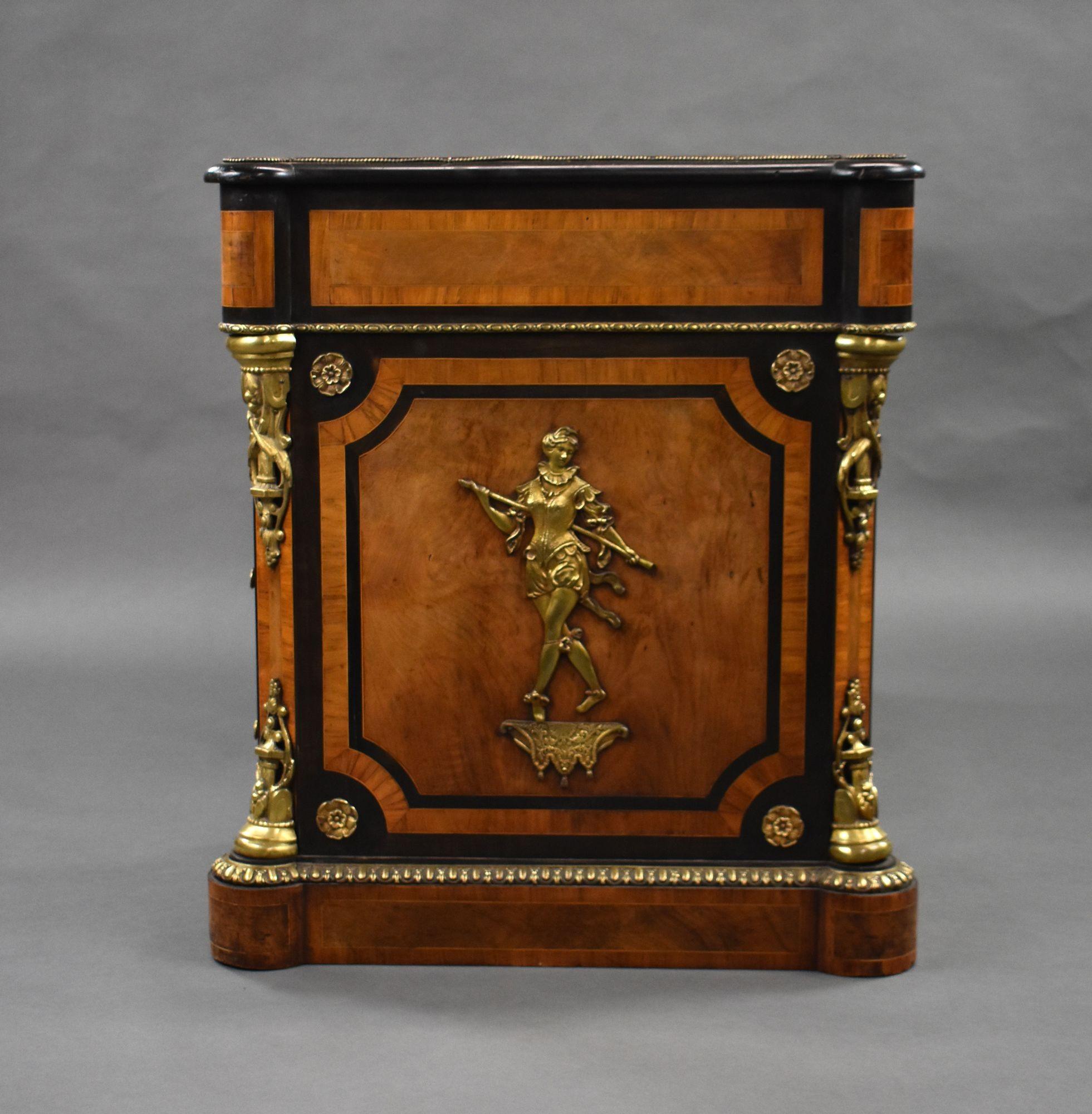 Feine viktorianische Burr Walnuss Pedestal Schreibtisch im Angebot 1
