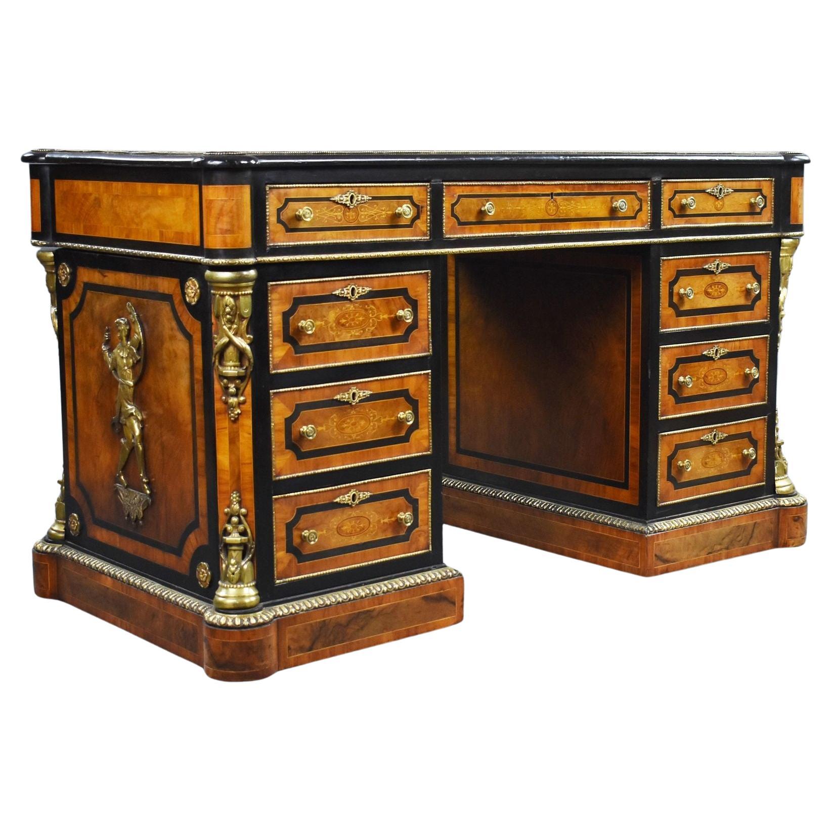 Beau bureau victorien à piédestal en ronce de noyer