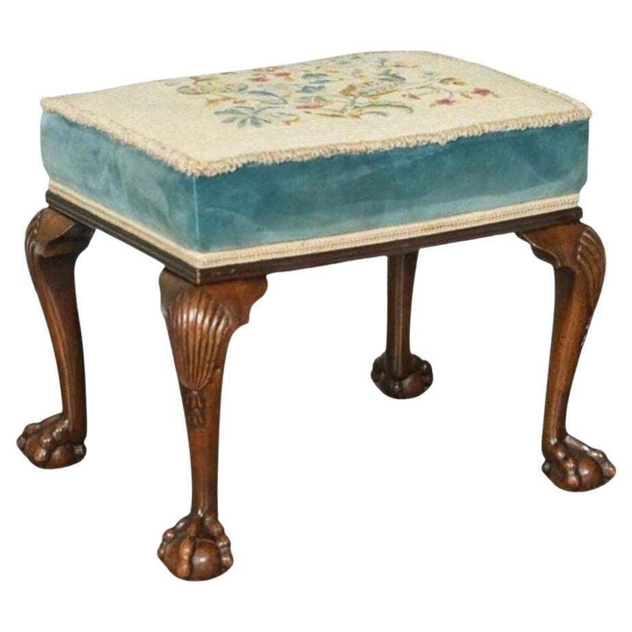 Tabouret à pied victorien en tissu à fleurs avec griffes et boules sculptées