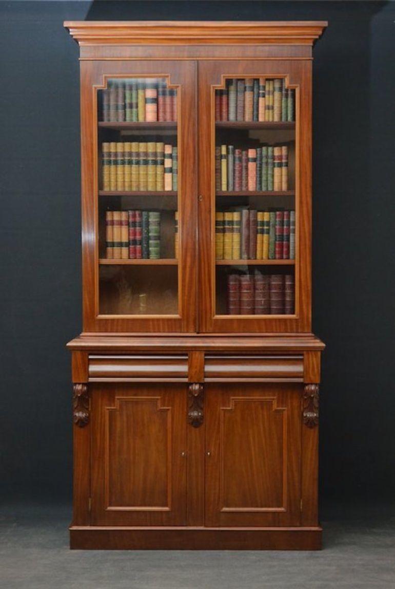 Sn3533 Elegante libreria vittoriana in mogano con cornice modanata sopra una coppia di porte vetrate che racchiudono 3 ripiani regolabili in altezza, base sporgente con 2 cassetti a forma di cuscino e una coppia di porte di armadietti pannellati,