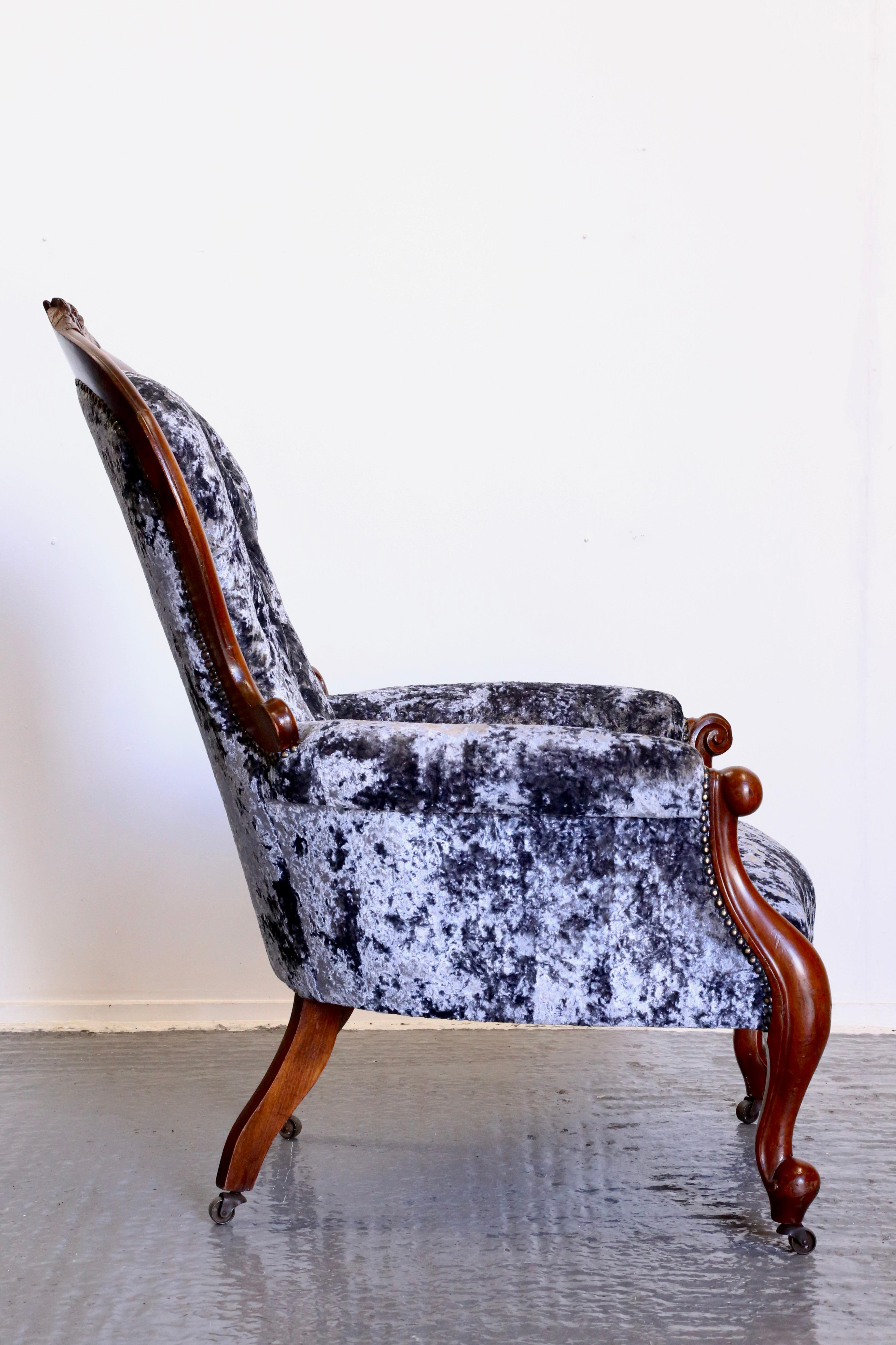 Feiner viktorianischer Mahagoni-Sessel mit Knöpfen aus gecrushtem Samt und Scroll-Rahmen im Angebot 5