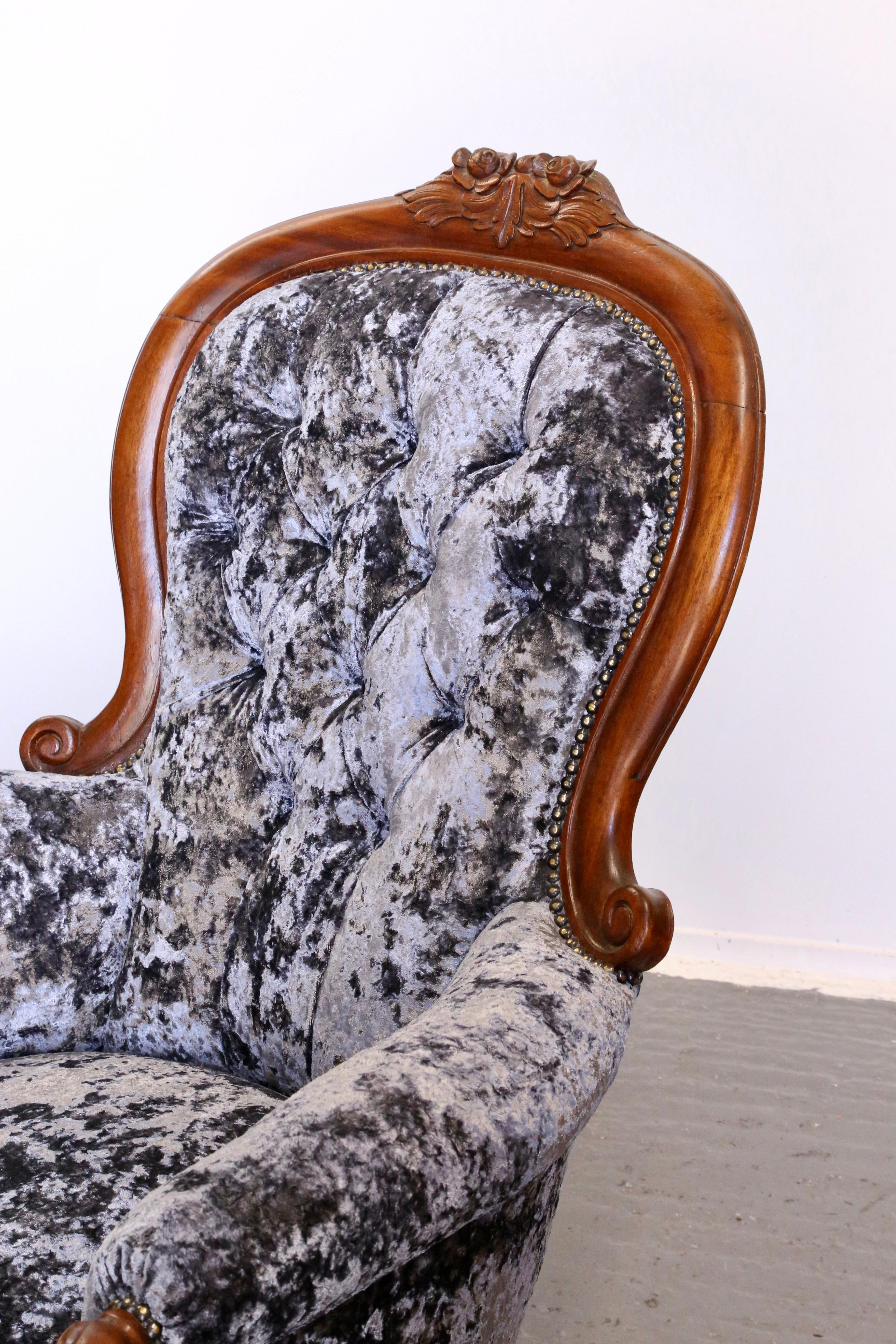 Tauchen Sie ein in die verschwenderische Eleganz der viktorianischen Ära mit diesem exquisiten antiken Sessel mit Knopfrücken, einem Meisterwerk an Handwerkskunst und Raffinesse. Das aus feinstem Mahagoni gefertigte Möbelstück strahlt Wärme und